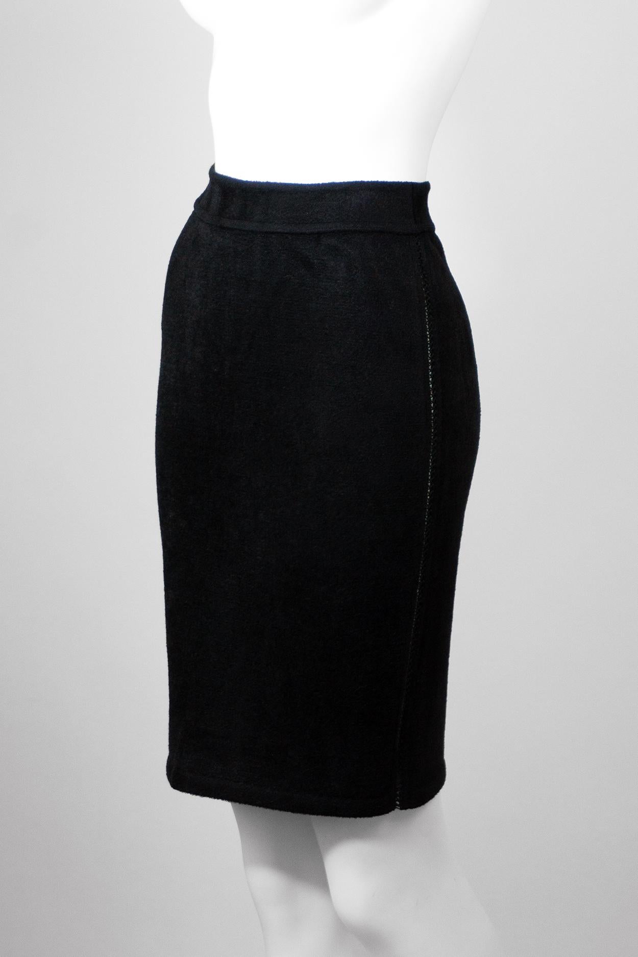 Azzedine Alaïa vintage Fall Winter 1991 black textured skirt M

Brand: Alaïa
Designer: Azzedine Alaïa
Collection: Fall Winter 1991
Fabric: Viscose
Color: Black
Size: M


Azzedine Alaïa skirt from his Fall Winter 1991 collection. This skirt is a