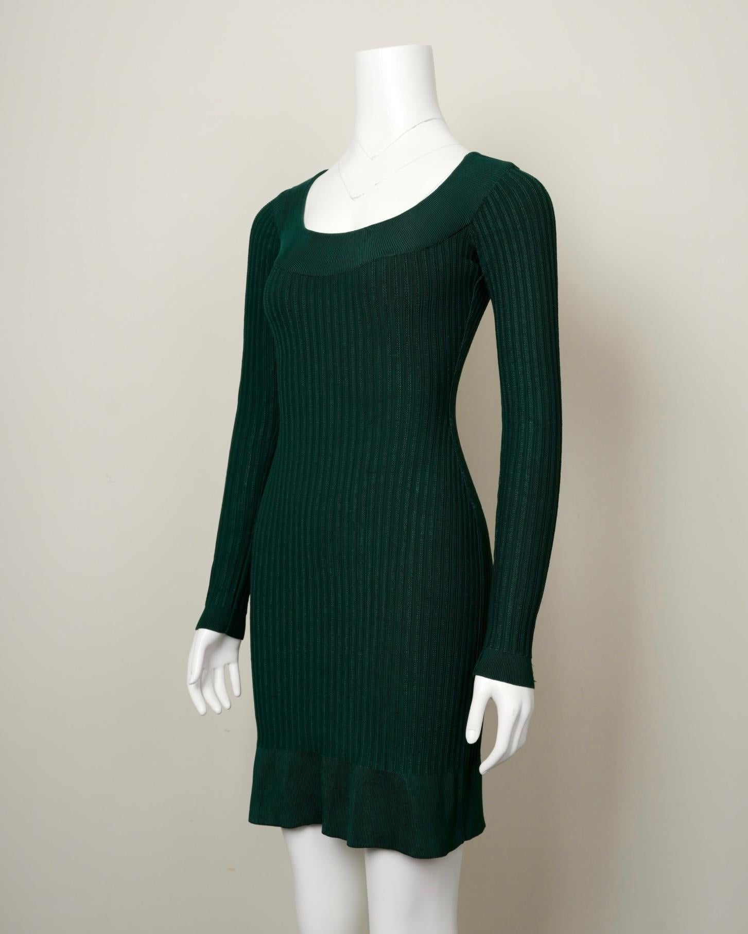 Azzedine Alaïa Herbst 1990 Grünes Kleid aus Rippenstrick - Rundhalsausschnitt und geraffter Saum im Angebot 3