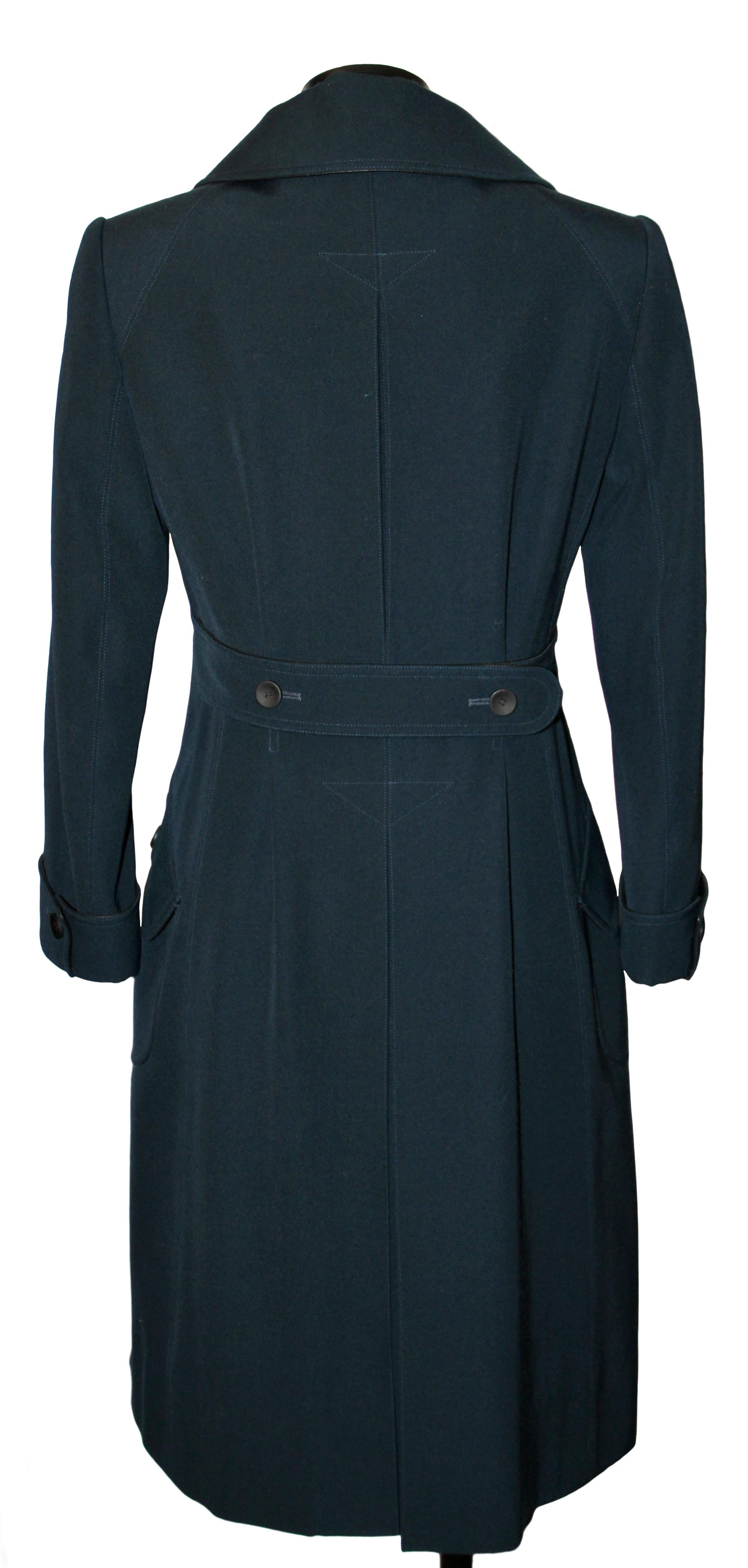 Crafted from a refined wool, this coat adopts a perfectly fitted, double-breasted cut. 
Its 