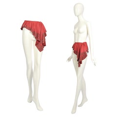 Azzedine Alaia, ceinture jupe documentée en cuir rouge ornée d'œillets, automne-hiver 1982