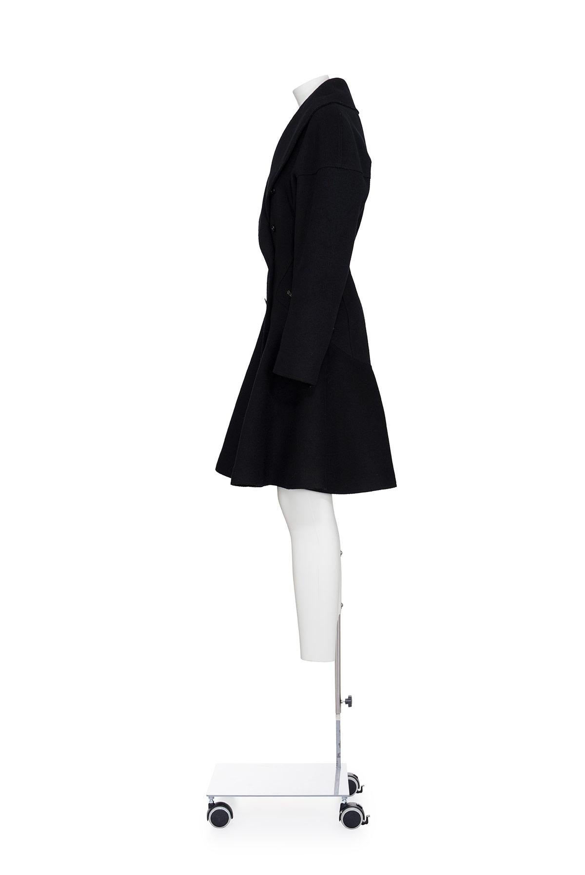 Fall Winter 1986 rare and iconic double breast woolen godet coat by Azzedine Alaïa.
Rounded shoulders and collar
Two zippered pockets
The composition is 100% wool

