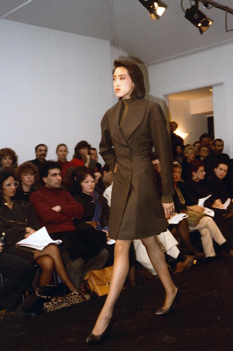 AZZEDINE ALAÏA FW 86 rare and iconic double breast woolen godet coat For Sale 3