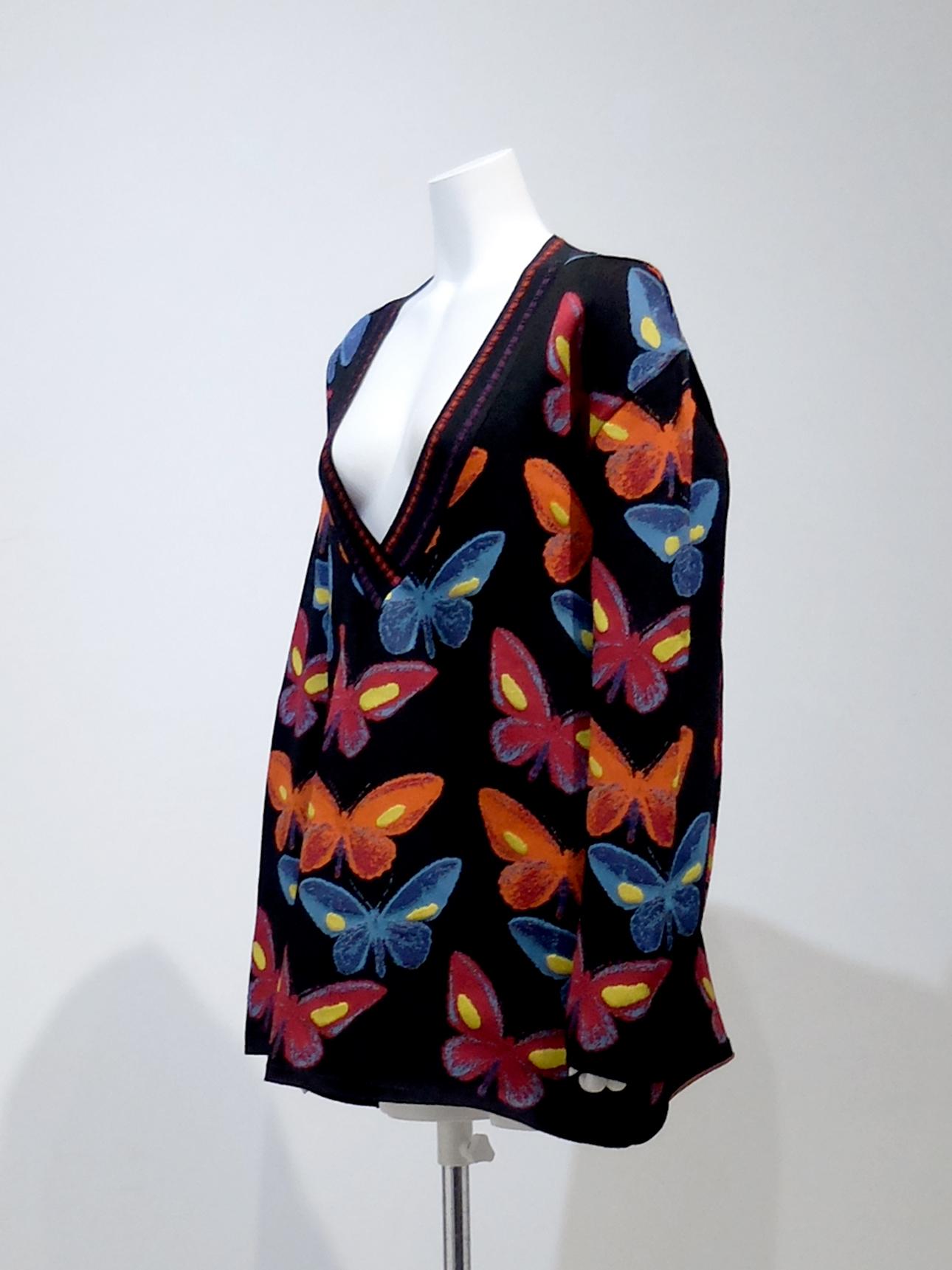 V-neck butterfly print top

Made in Italy

Fabric:
90% Viscosa, 6% Nylon, 4% Elsatam

Size/Measurements (approximate)
Size S
Bust 117cm (armpit to armpit)
Sleeve 60cm 
Length 77.5cm (centre back to hem)