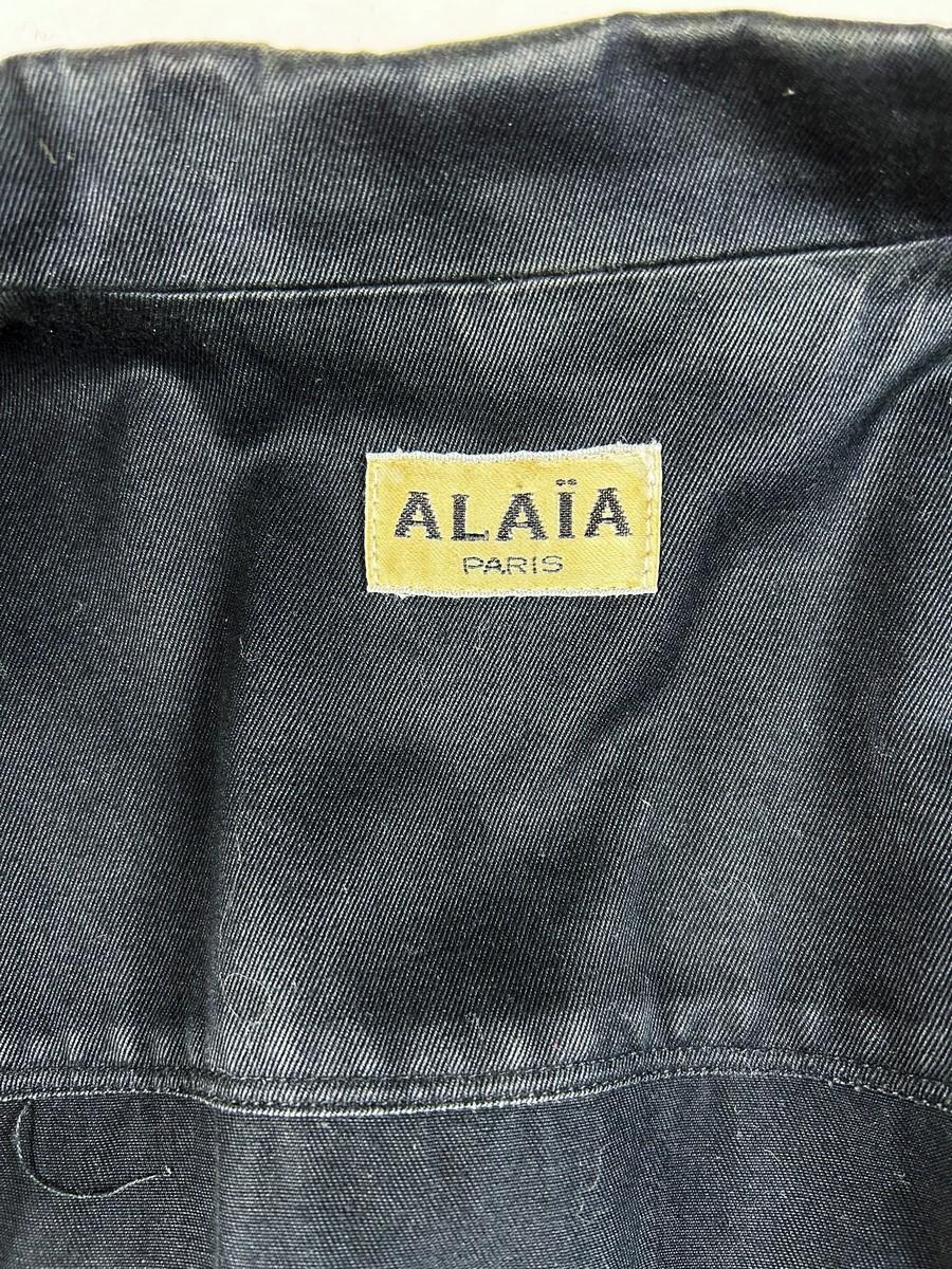 CIRCA 1980
Frankreich

Eine seltene Jacke mit Korsett-Effekt von Azzedine Alaïa Haute Couture aus seiner frühen Schaffensperiode in den 1980er Jahren. Taillierte Jacke aus schwarzem Baumwoll-Twill-Gabardine, lange Ärmel, Kragen mit gekerbten Laschen