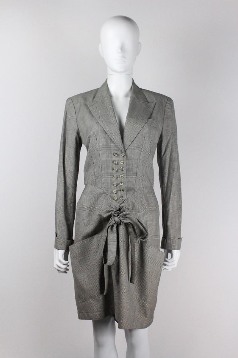Alaïa Herbst/Winter 1988 Playsuit. Die Version mit dem schwarzen Kleid befindet sich im Besitz des Metropolitan Museum of Art (Zugangsnummer 2020.135). Naomi Campbell wurde von Arthur Elgort in der langen Version fotografiert, die in der Ausstellung