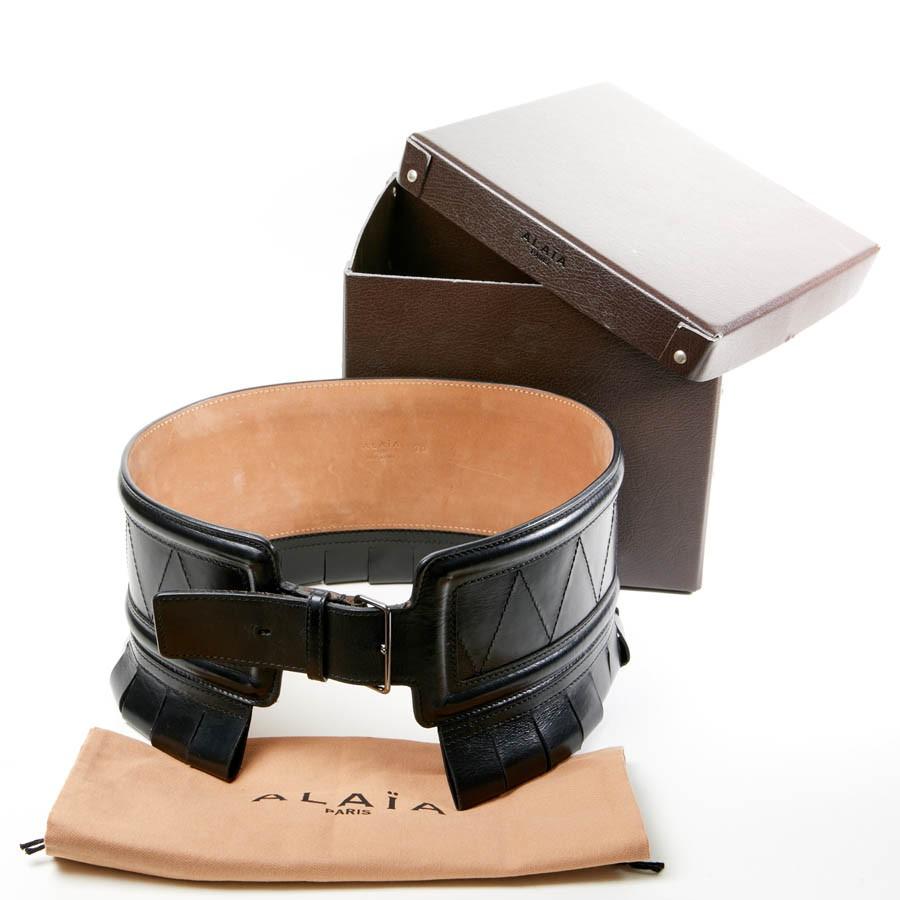 Stunning belt Azzedine Alaïa in black calfskin covering a beige leather. 
Size 70 (FR). 
Total lengh : 70 cm, height : 13 cm
This article will be delivered with its dustbag as well as in its original box.