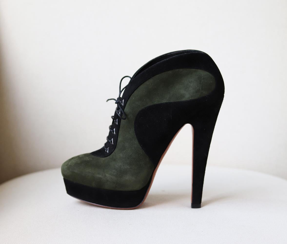Made in Italy from smooth black and green suede, this almond-toe pair is set on a towering 150 mm heel tempered by a platform and with lace-up detail. 
Black and green suede.
Heel measures approximately 150 mm/ 6 inches with a 25 mm/ 1 inch