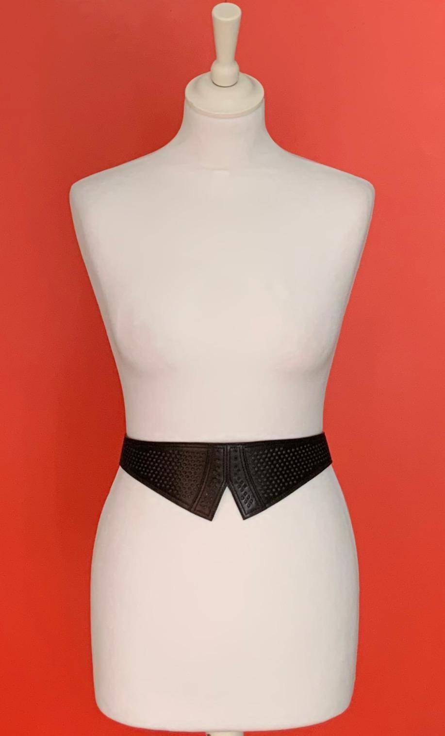 Questa cintura usata di Azzedine Alaïa è realizzata con cura in una lussuosa pelle nera con dettagli tagliati al laser.
Foderato in morbida pelle, per un comfort ottimale.
Grazie al sottile cinturino ad anello, si adatta perfettamente alla tua