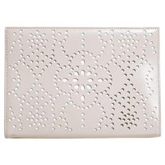 Azzedine Alaïa Lederclutch mit Laserschnitt