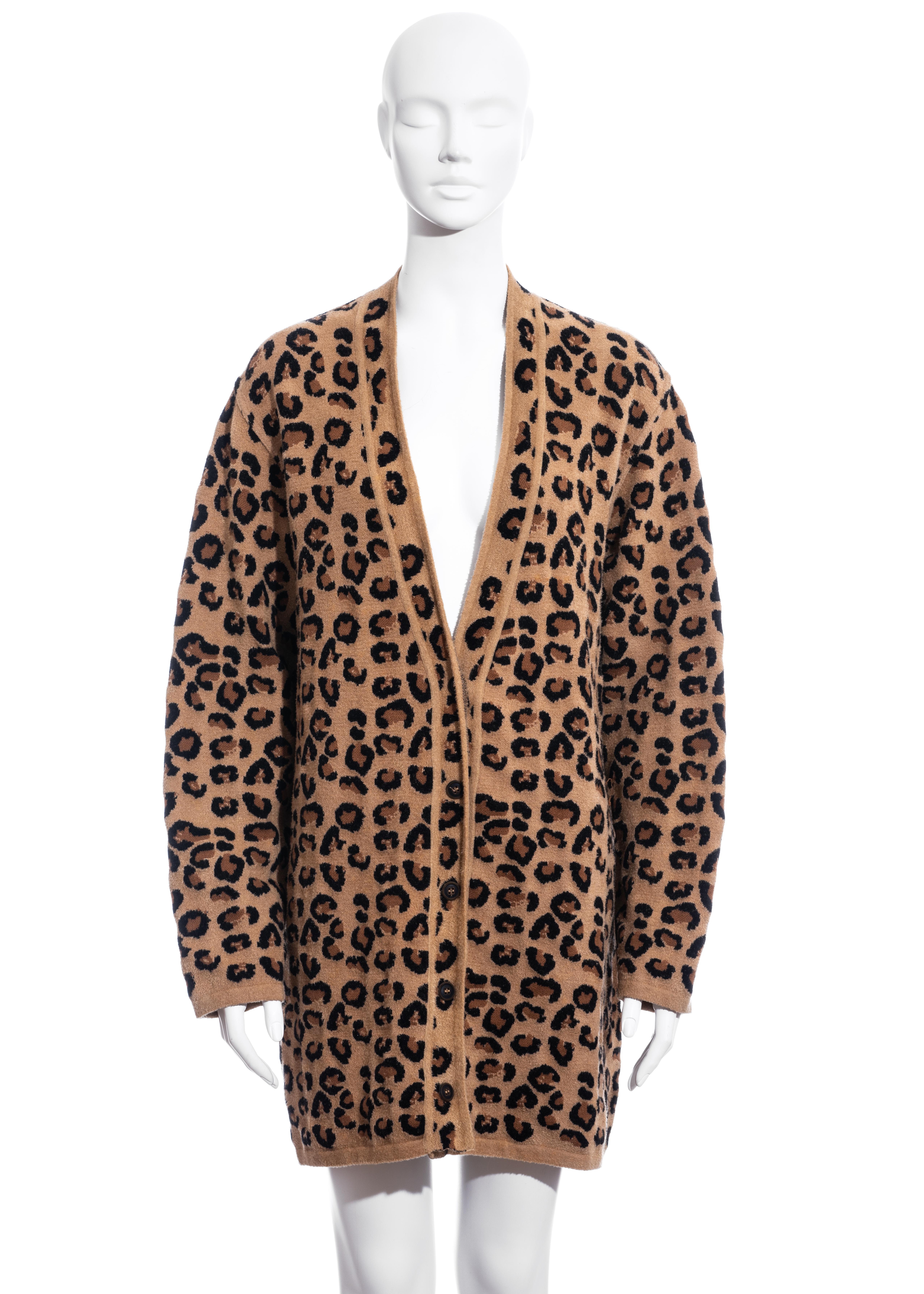 ▪ Azzedine Alaia leopard-print cardigan 
▪ Loose fit 
▪ Button fastenings 
▪ 38% Wool, 36% Rayon, 23% Nylon
▪ Size Medium
▪ Fall-Winter 1991