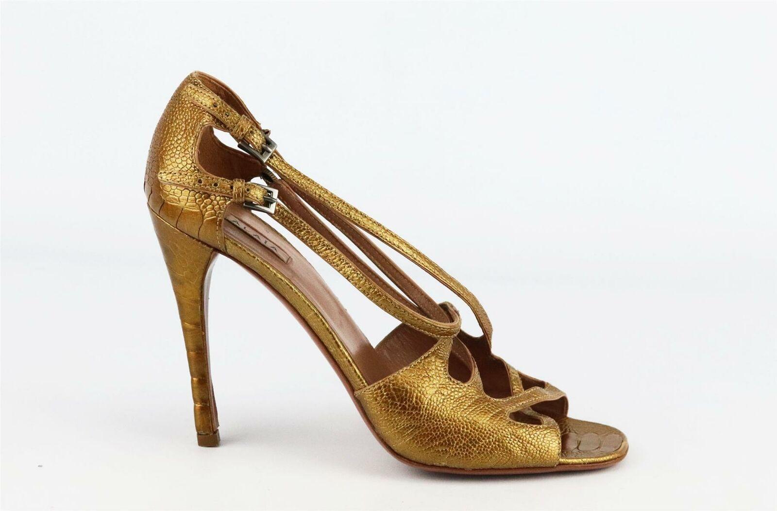 These Alaïa sandals have been made in Italy from metallic croc-effect leather, they have a striking crossover strappy profile and are set on a stiletto heels.
Heel measures approximately 101 mm/ 4 inches.
Gold croc-effect leather.
Buckle fastening