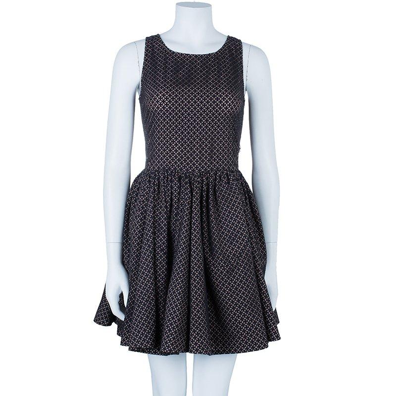 Flare dresses are in vogue. This black colored monochrome dress by Alaia looks simply splendid. The dress comes with a fitted bodice and is complemented with a flare skirt. Simple yet stylish, it is sure to make heads turn.

Includes: The Luxury
