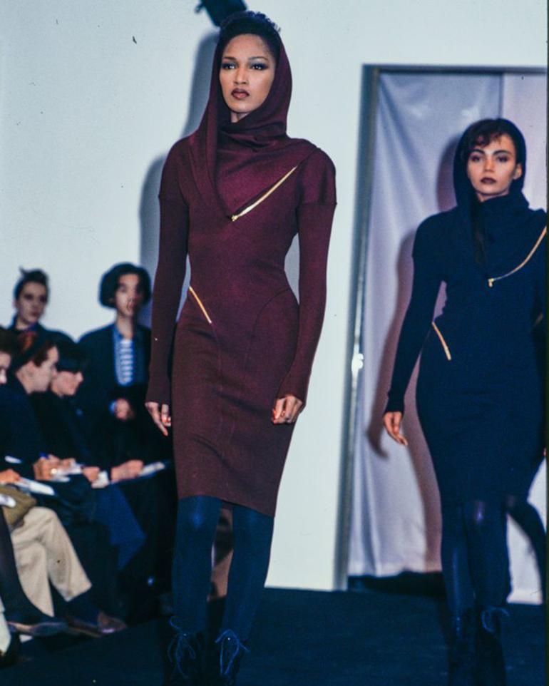 Azzedine Alaia Marineblaues gestricktes Bodycon-Kleid aus Jungfrauenwolle mit Kapuze, fw 1986 (Schwarz) im Angebot