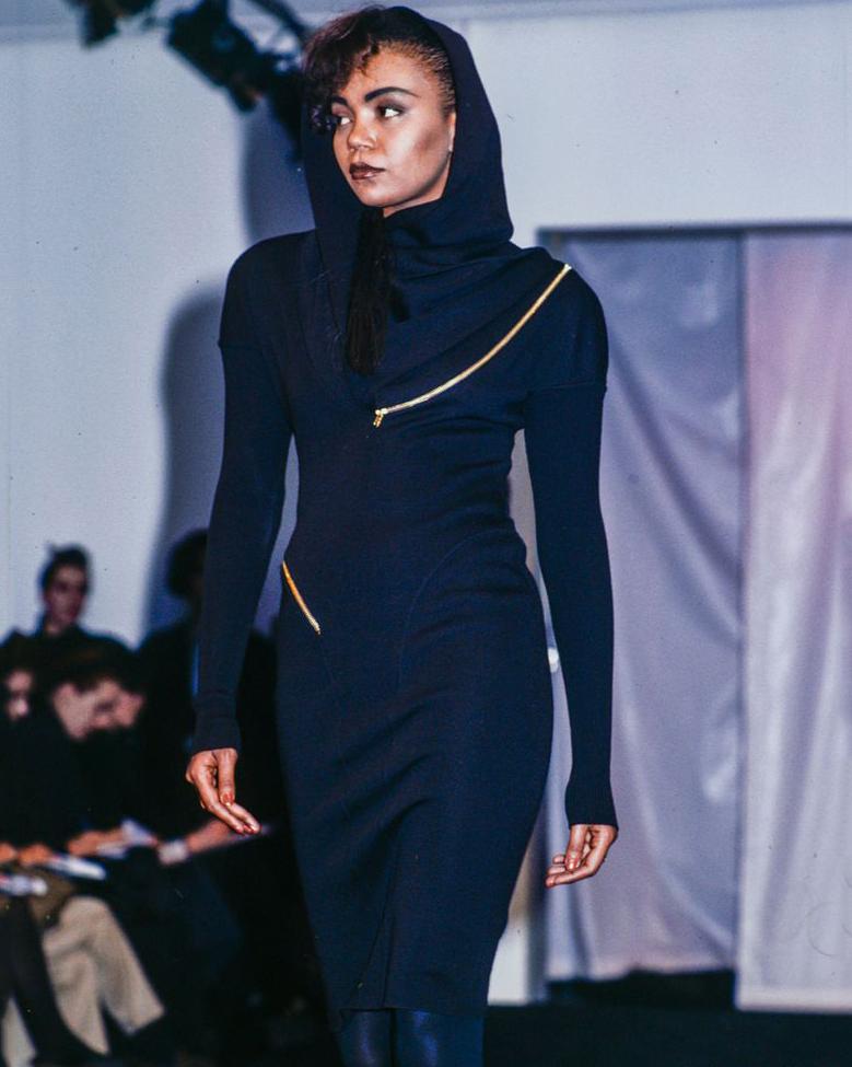 Azzedine Alaia Marineblaues gestricktes Bodycon-Kleid aus Jungfrauenwolle mit Kapuze, fw 1986 Damen im Angebot