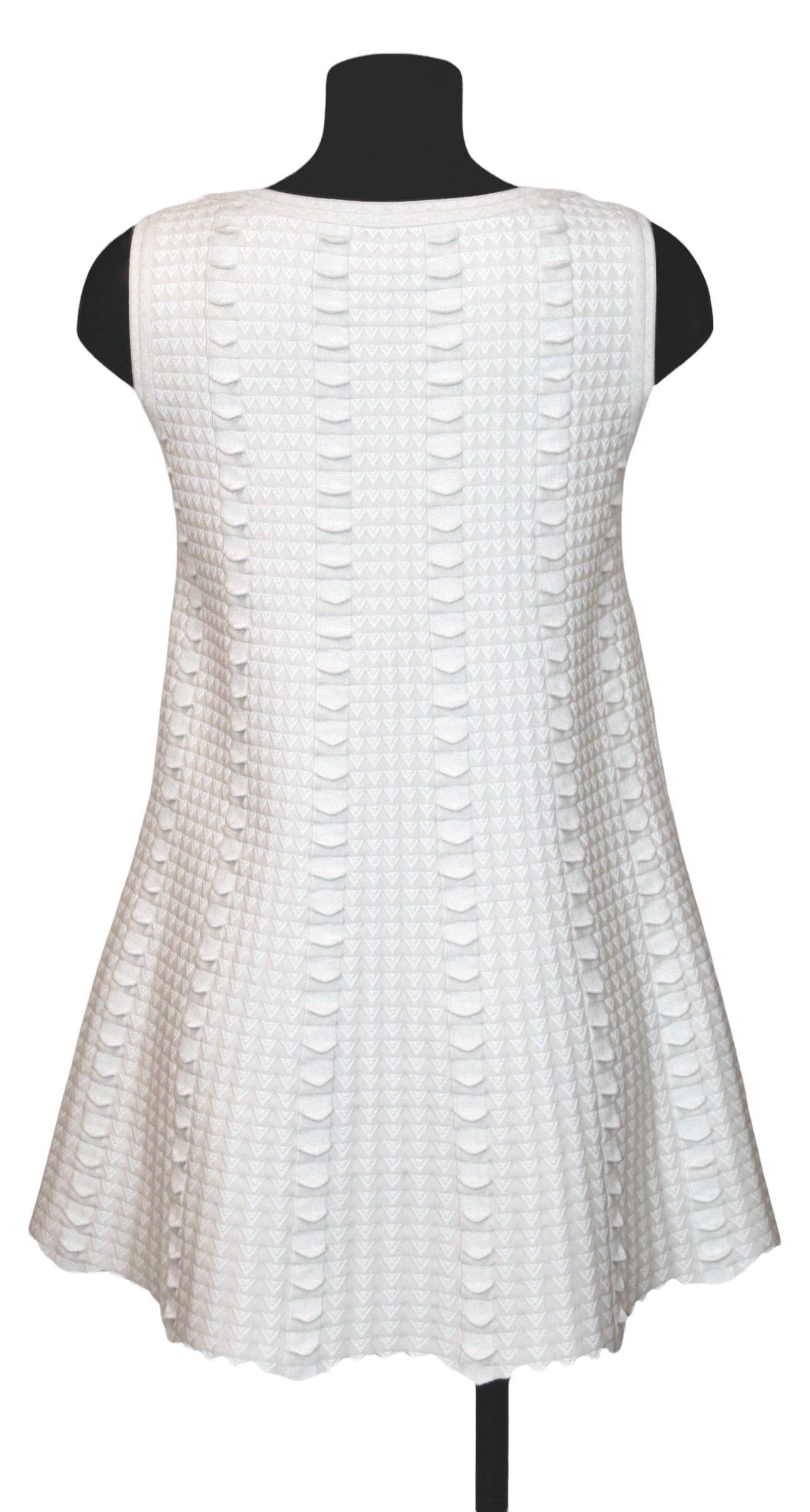 Charming mini dress from the house of Alaïa.
Crafted in natural color tones wool mix, it has an A-line and can be worn as a dress or a tunique.

Material: 43% wool, 25% viscose, 15% nylon, 15% polyester, 4% elastane
Color: Off-white and beige
Size: