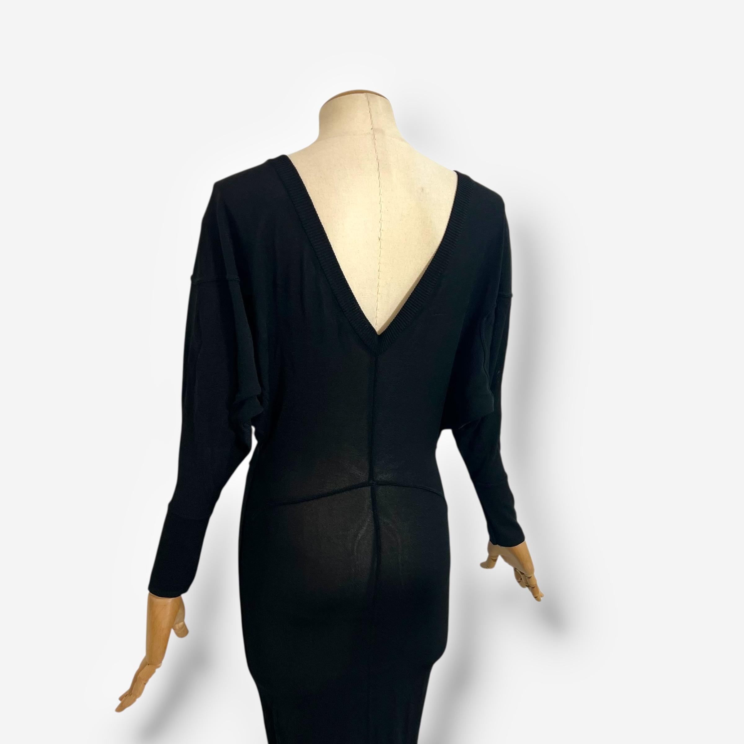 
Llamativo y escultural, este vestido negro de punto semitransparente de los años 90 de Azzedine Alaïa captura el icónico equilibrio de estructura y sensualidad del diseñador. Confeccionado en un ligero punto elástico, el vestido presenta un suave