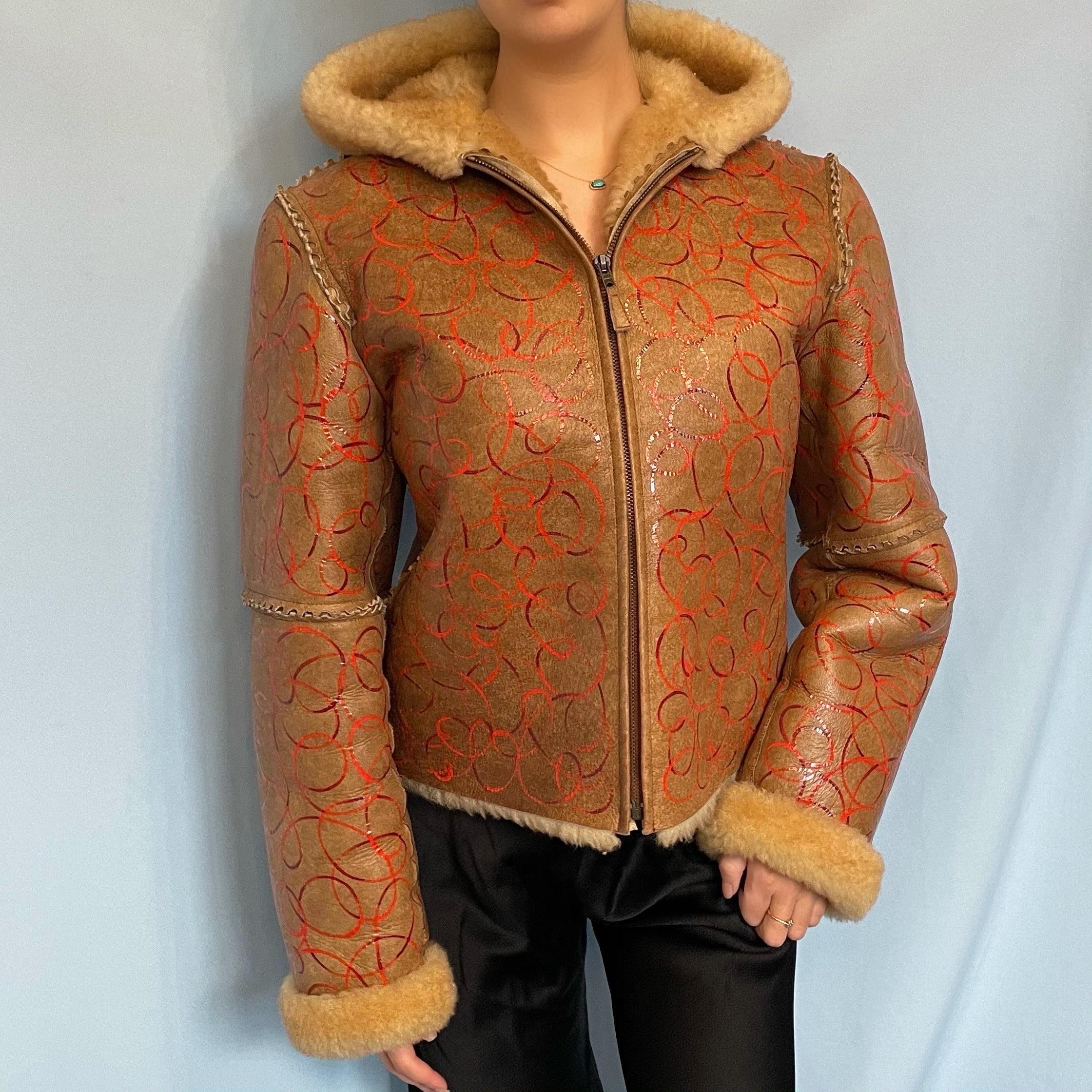 Vintage Azzedine Alaïa

Early 1990s   

Brown shearling leather jacket 

Circle pattern all over

Hooded 

Zip up

Size EU 38 / UK 10 / US 6 - size tag removed 