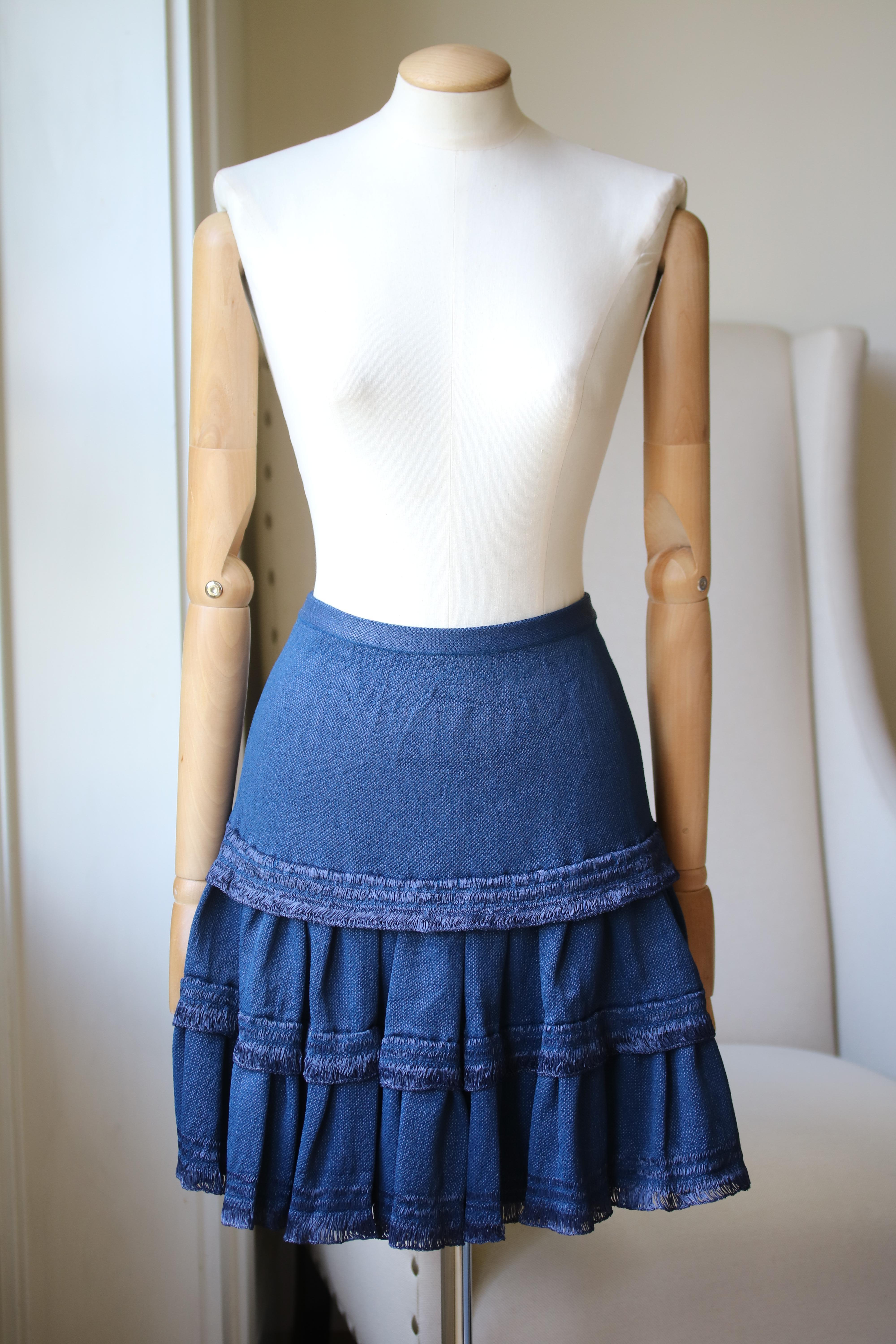 Alaïa's tiered mini skirt is made from stretch knit 90% viscose 10% polyamide with raffia trim. See separate listing for matching top.
Length 19 inches.
Made in Italy.

Size: FR 40 (UK 12, US 8, IT 44)

Condition: As new condition, no sign of wear. 