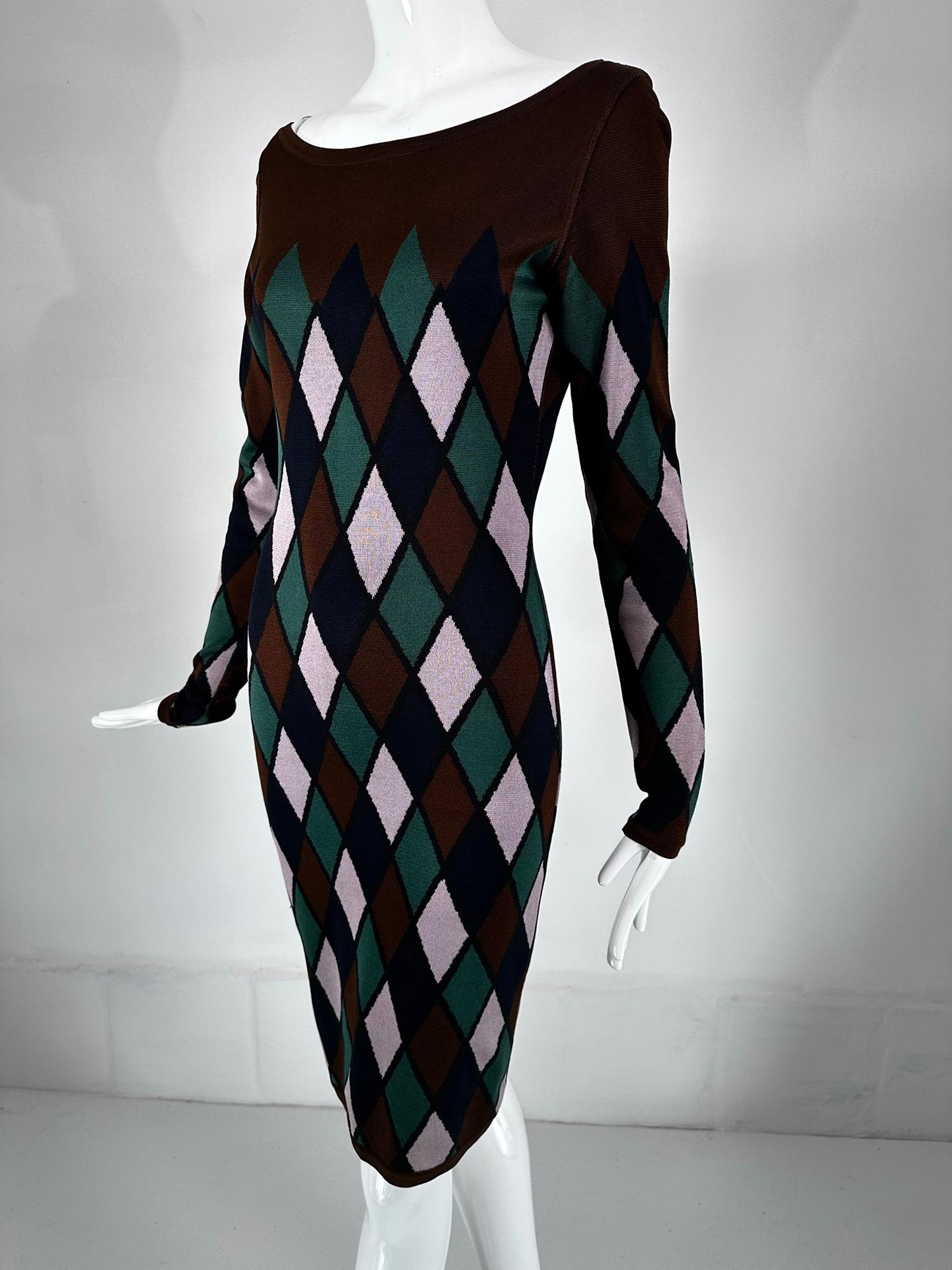 Azzedine Alaia rare automne 1992 robe body con en tricot argyle marron et vert marqué taille moyenne.  La robe en maille de rayonne soyeuse présente une large encolure ovale et de longues manches moulantes. Le corps de la robe est étroit et