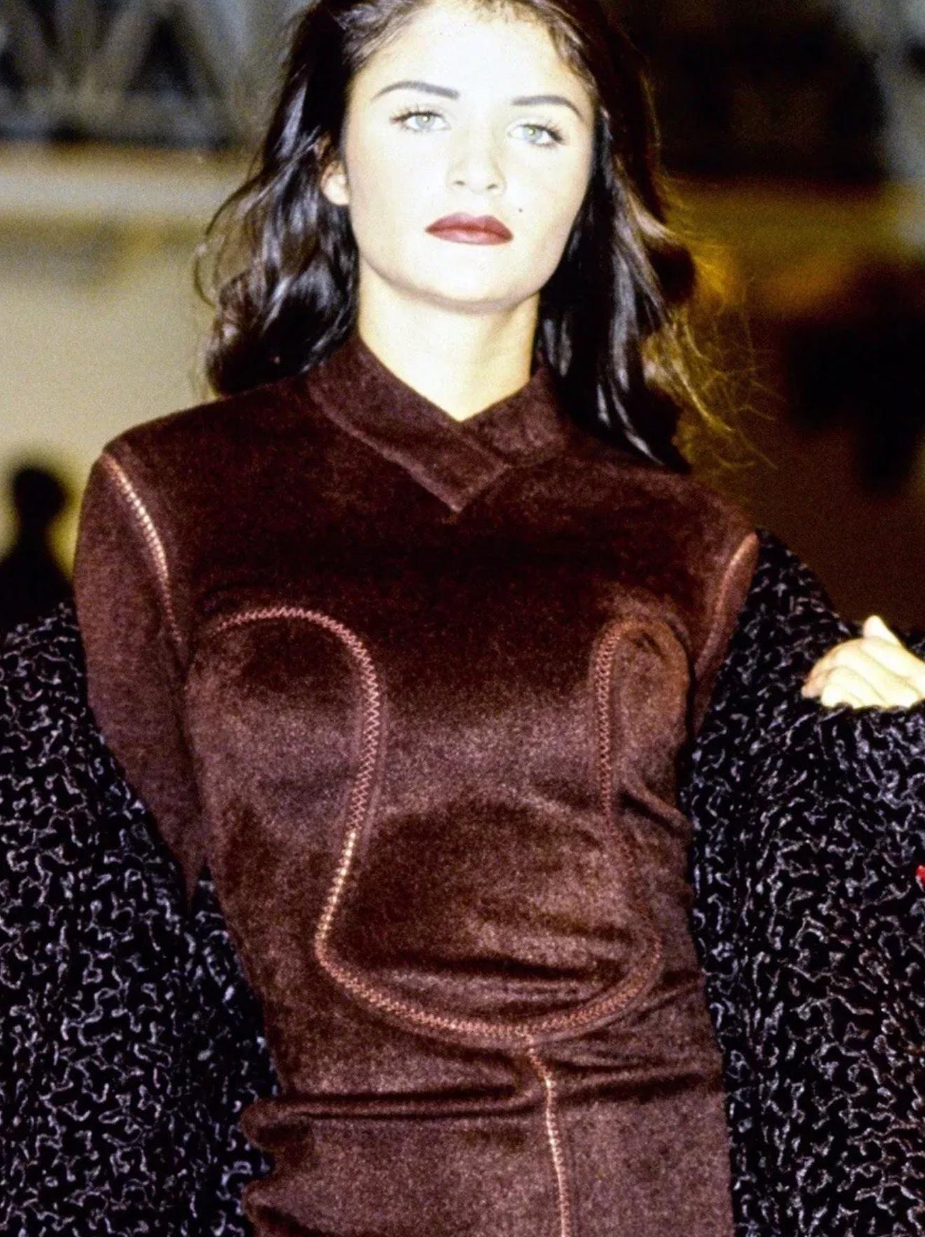 Un capo essenziale del guardaroba dell'iconica collezione Autunno/Inverno 1991 di Azzedine Alaïa. Questo raro bodycon è realizzato in una maglia di jersey marrone cognac che abbraccia il corpo alla maniera di Alaïa.
-Scollo rialzato con cuciture