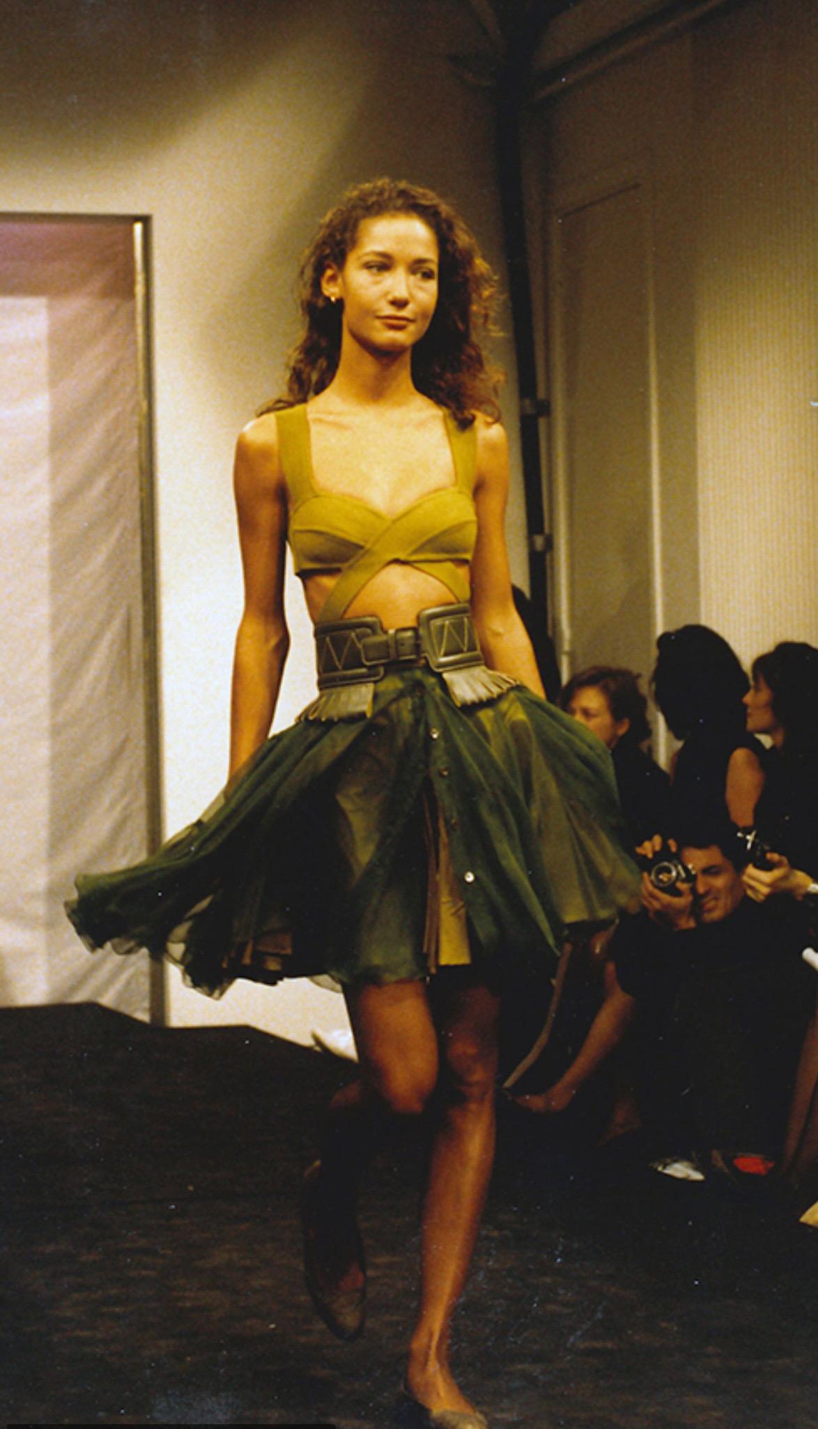 Azzedine Alaia S/S 1987/1991 Campaña de Pasarela Sujetador Envolvente Top y Pantalón Corto Conjunto de 2 Piezas en venta 12