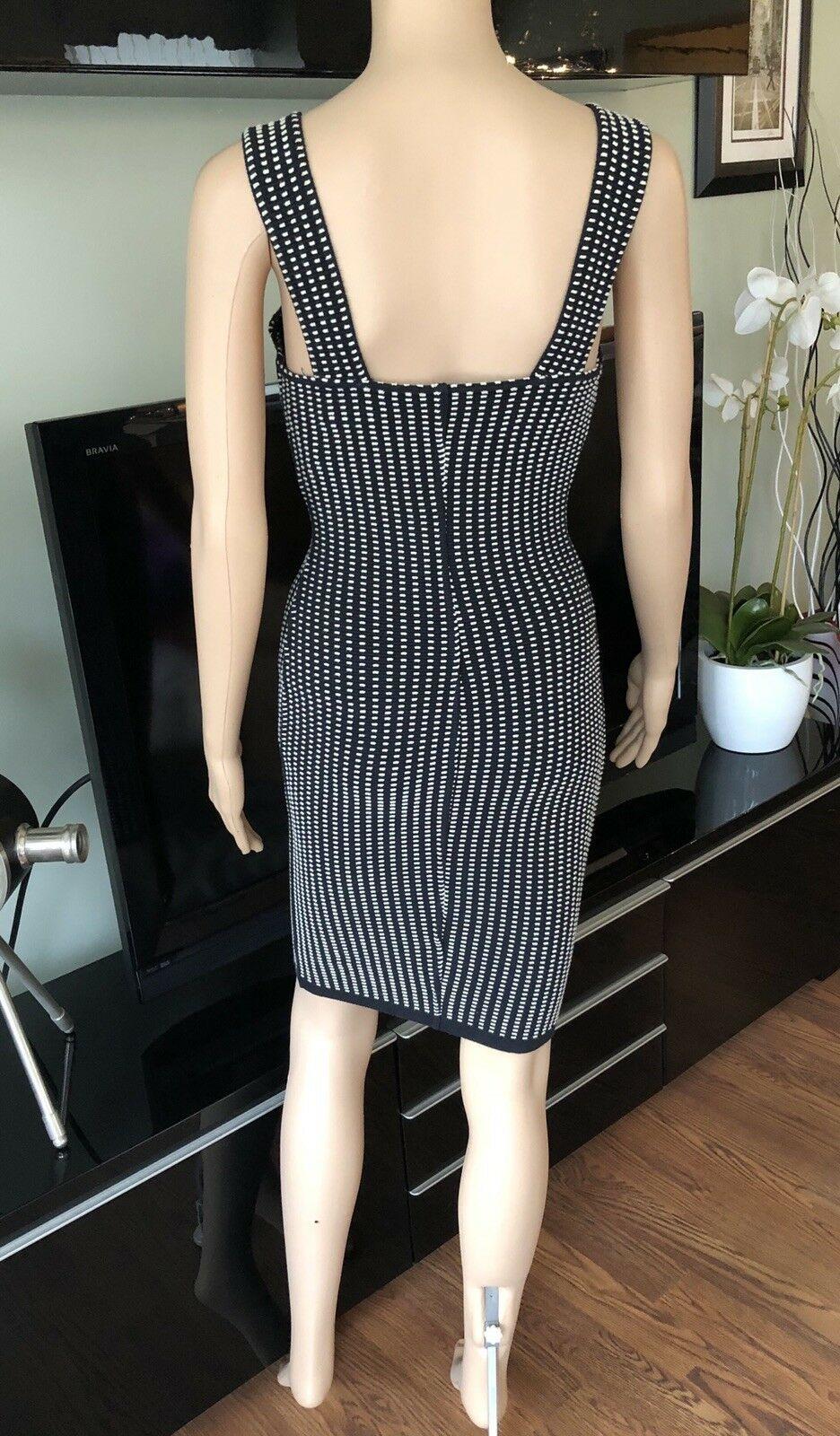 Azzedine Alaia S/S 1990 Runway Vintage Fitted Dress Size XS

Alaïa sleeveless stretch knit dress with square neckline and pattern throughout.

All Eyes on Alaïa
For the last half-century, the world’s most fashionable and adventuresome women have