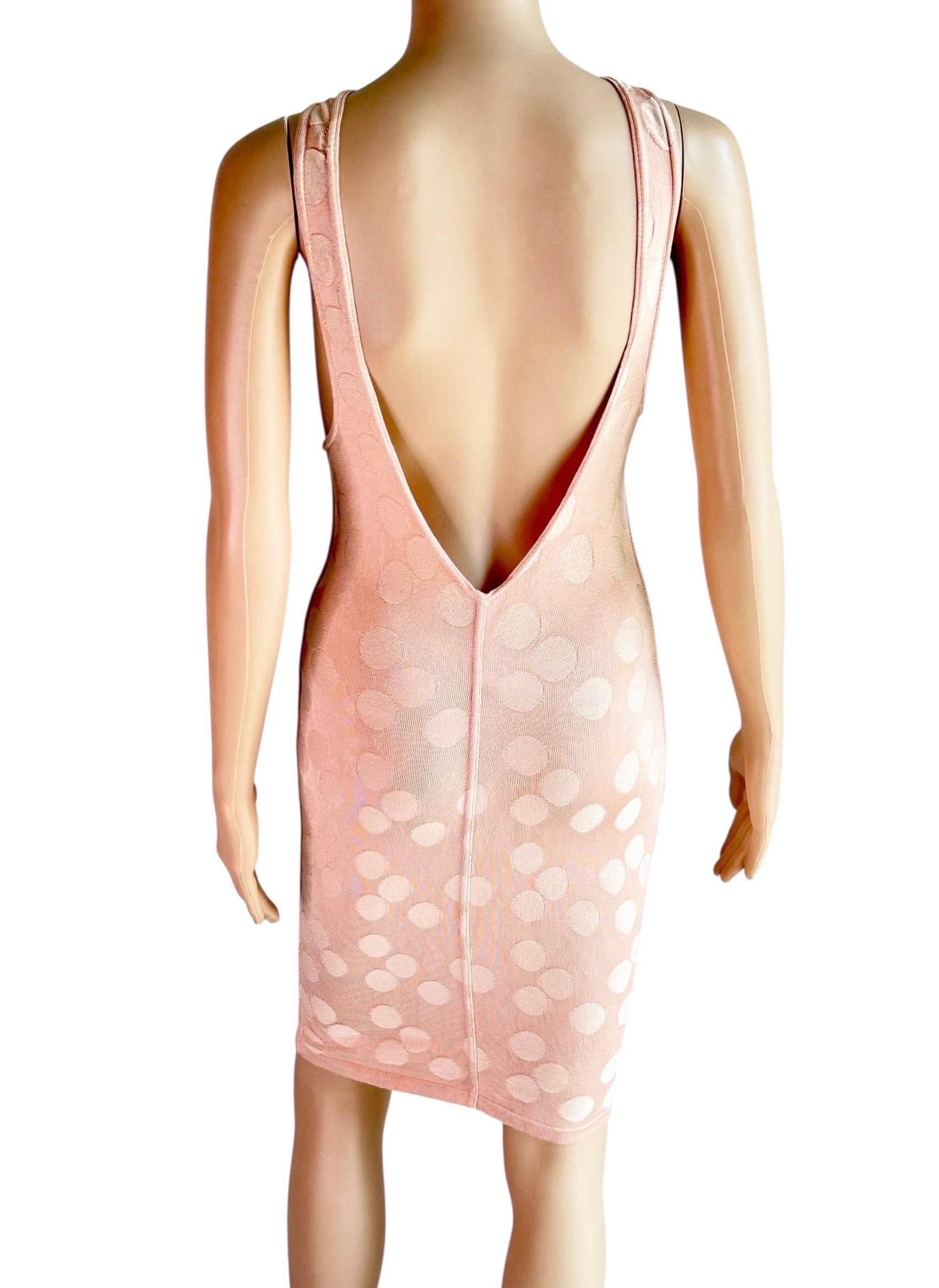 Azzedine Alaia S/S 1991 Bodycon Vintage Mini Vestido de Lunares sin Espalda 

Minivestido bodycon Alaïa con estampado de lunares texturizados en toda la prenda, espalda baja y cuello redondo.

Talla: S

Estado: buen estado vintage, estirado debido a