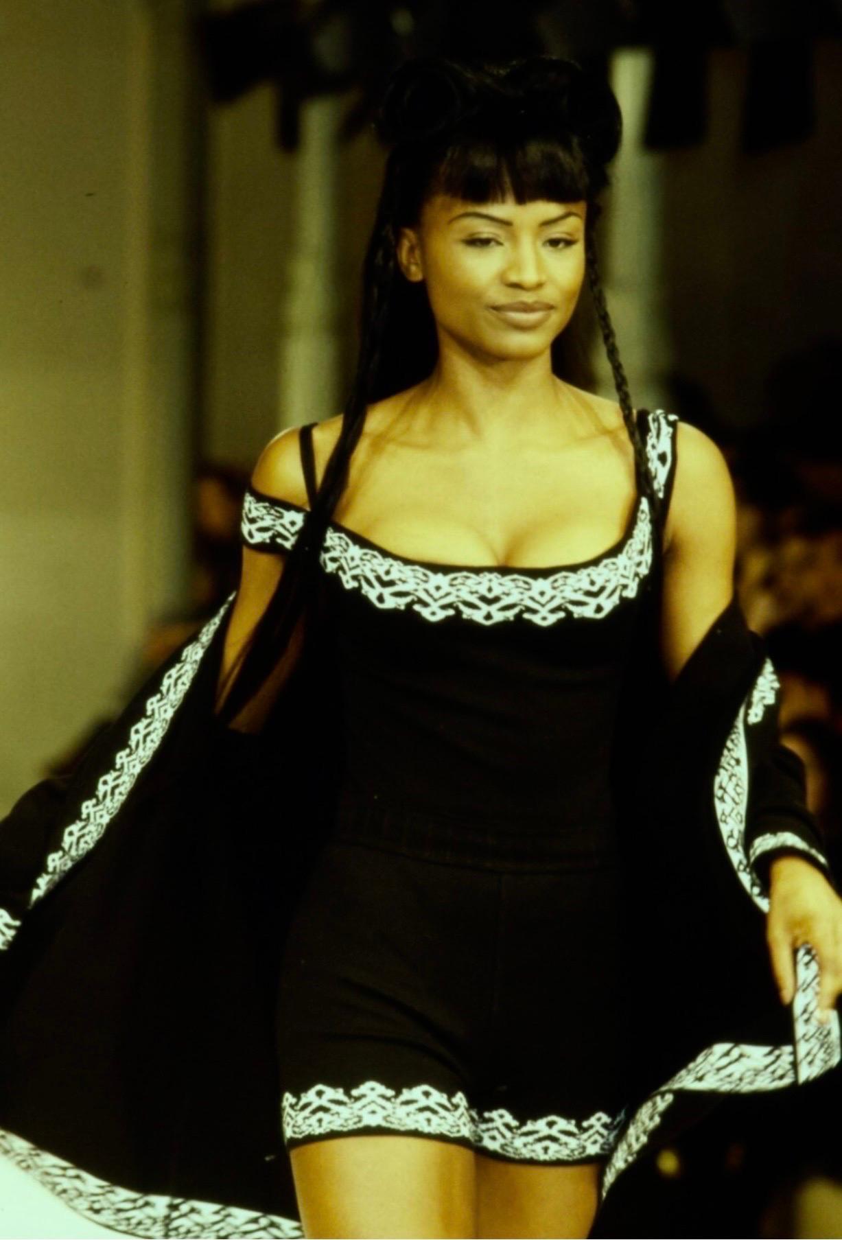 Azzedine Alaia - Passerella P/E 1992 - Mini Abito Bodycon con Spalle Fredde in vendita 15