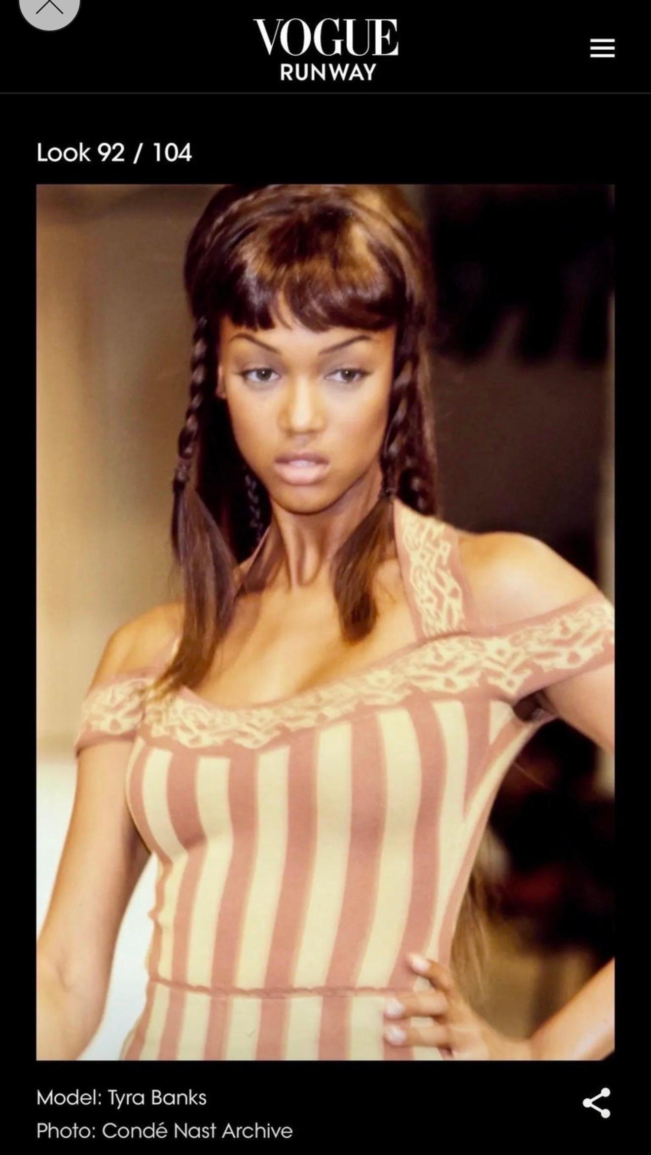 Azzedine Alaia S/S 1992 Pasarela Vintage Mini Vestido Bodycon Rayas Hombros Fríos en venta 14