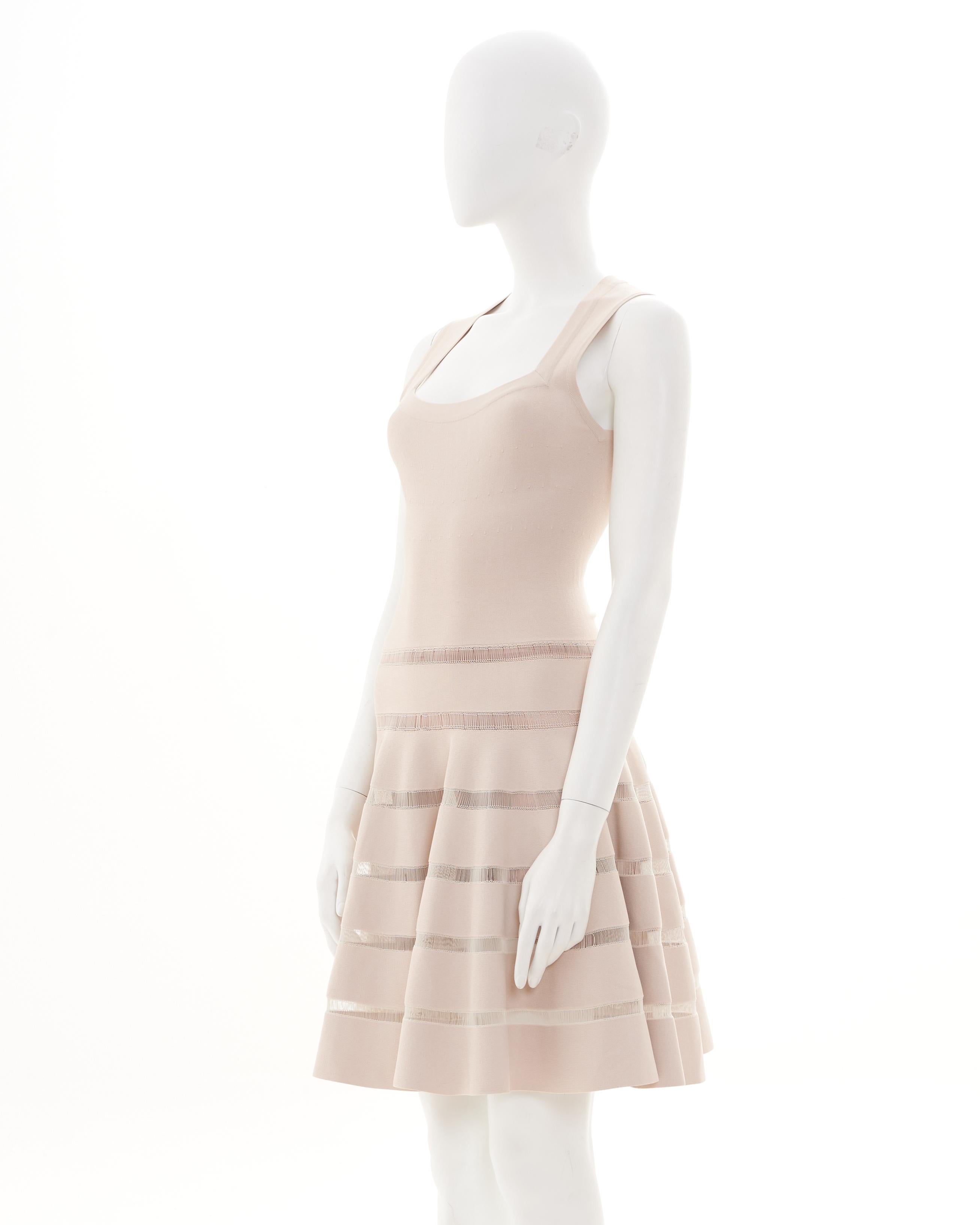 - Entworfen von Azzedine Alaïa
- Kollektion Frühjahr/Sommer 2010
- Rosa ärmelloses Midi-Cocktailkleid
- Gestreiftes Strickmuster auf dem Rock
- Karierter Ausschnitt
- Glockenförmiger Rock
- Hergestellt in Frankreich
- Ausgezeichneter Zustand
-