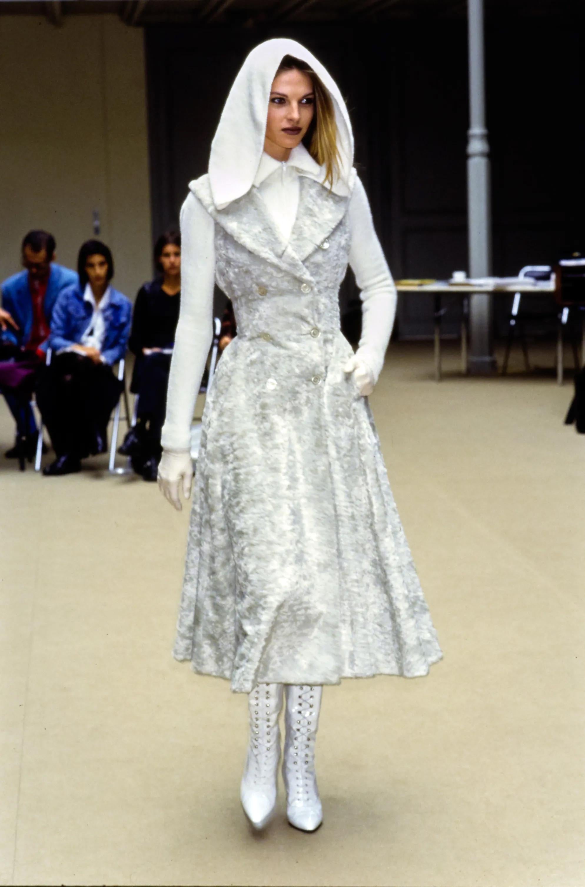 Azzedine Alaia Sleeveless Shawl Lapel Coat Dress in Seafoam Green, FW 1992 In Good Condition For Sale In London, GB