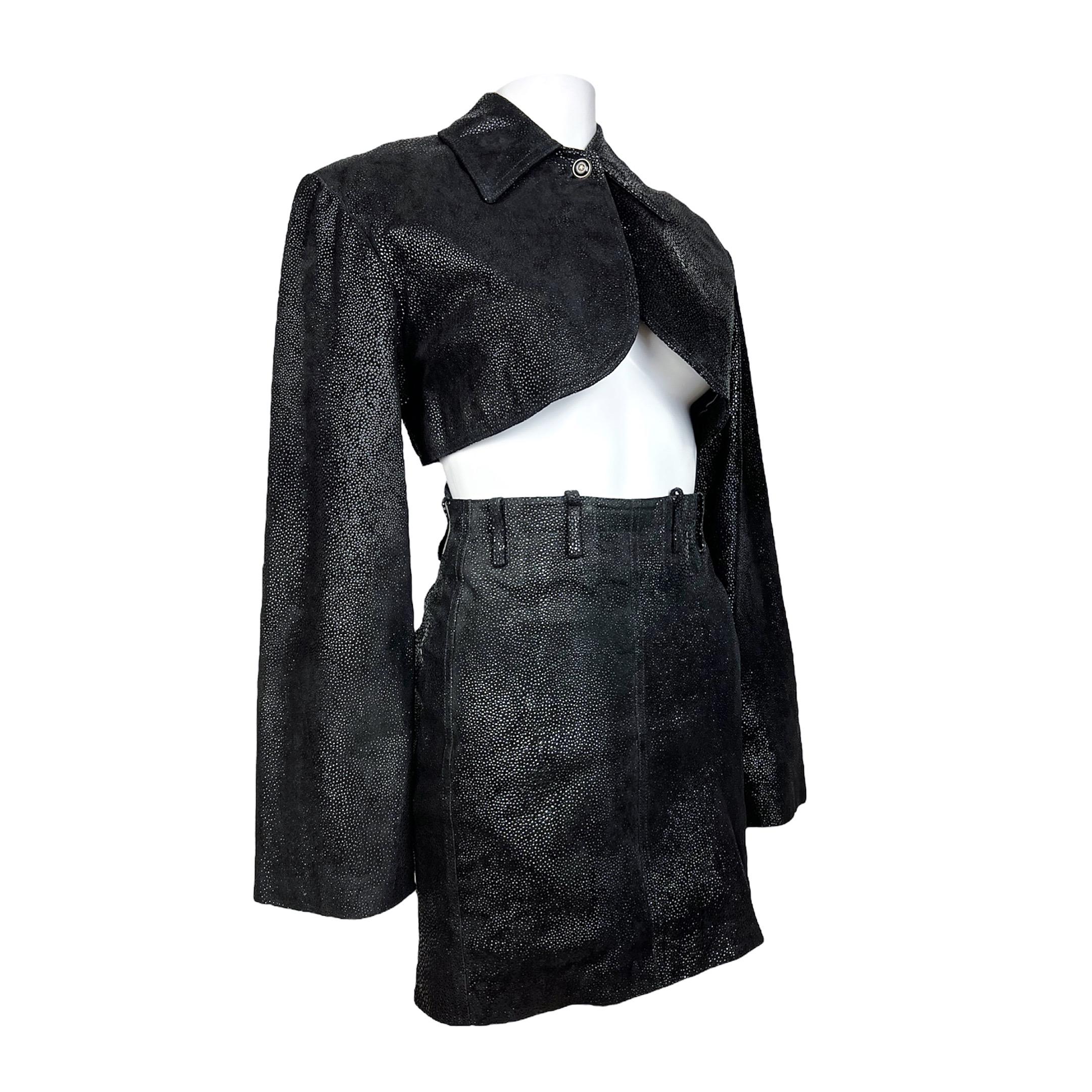 Incredible and very rare Azzedine Alaia 2 pieces set in sting ray embossed leather from Spring Summer 1991 collection. This one of a kind set includes a cropped jacket that closes with one button at the collar and has slightly bell bottom sleeves,