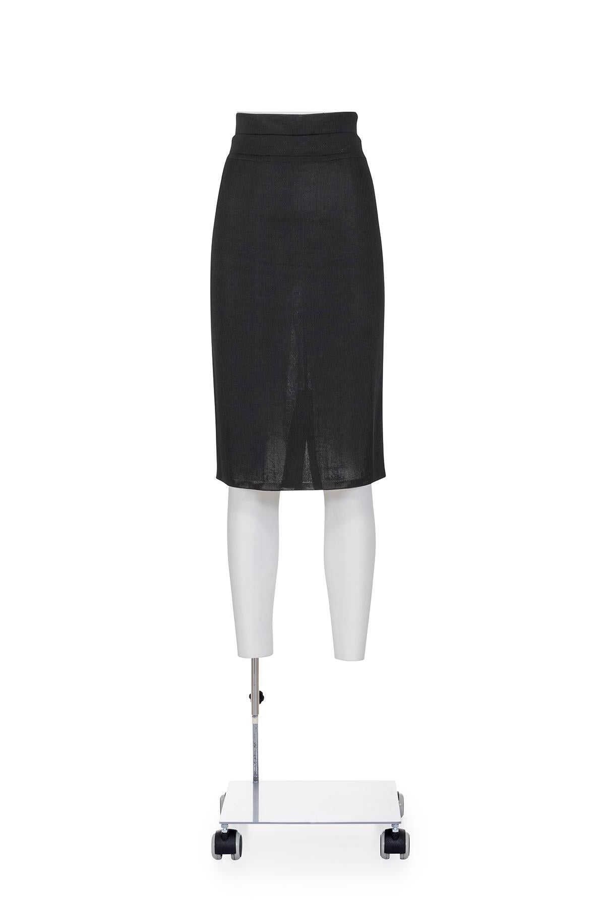 Primavera Verano 1986 icónica y rara falda midi de punto de cintura alta de Azzedine Alaïa.
Fondo de prensa plateado en la parte posterior
La composición es 100% acetato