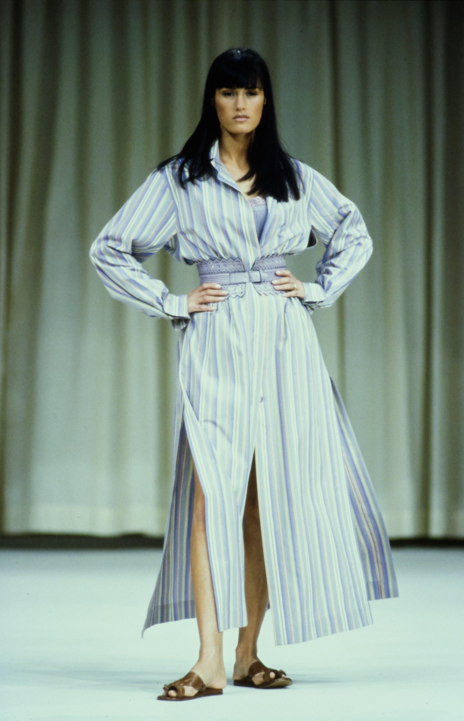 Azzedine Alaia gestreiftes Maxihemdkleid aus Baumwolle, ss 1992 (Beige) im Angebot
