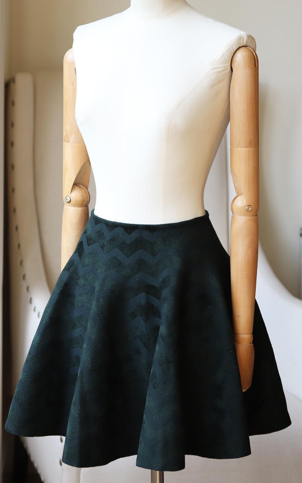 Cut in the label's signature fit and flare silhouette, Alaïa's rich-green mini skirt is the ultimate party season staple.
It has been cut from plush velvet with a hint of stretch in Italy, this skirt has subtle zigzags running through the body of