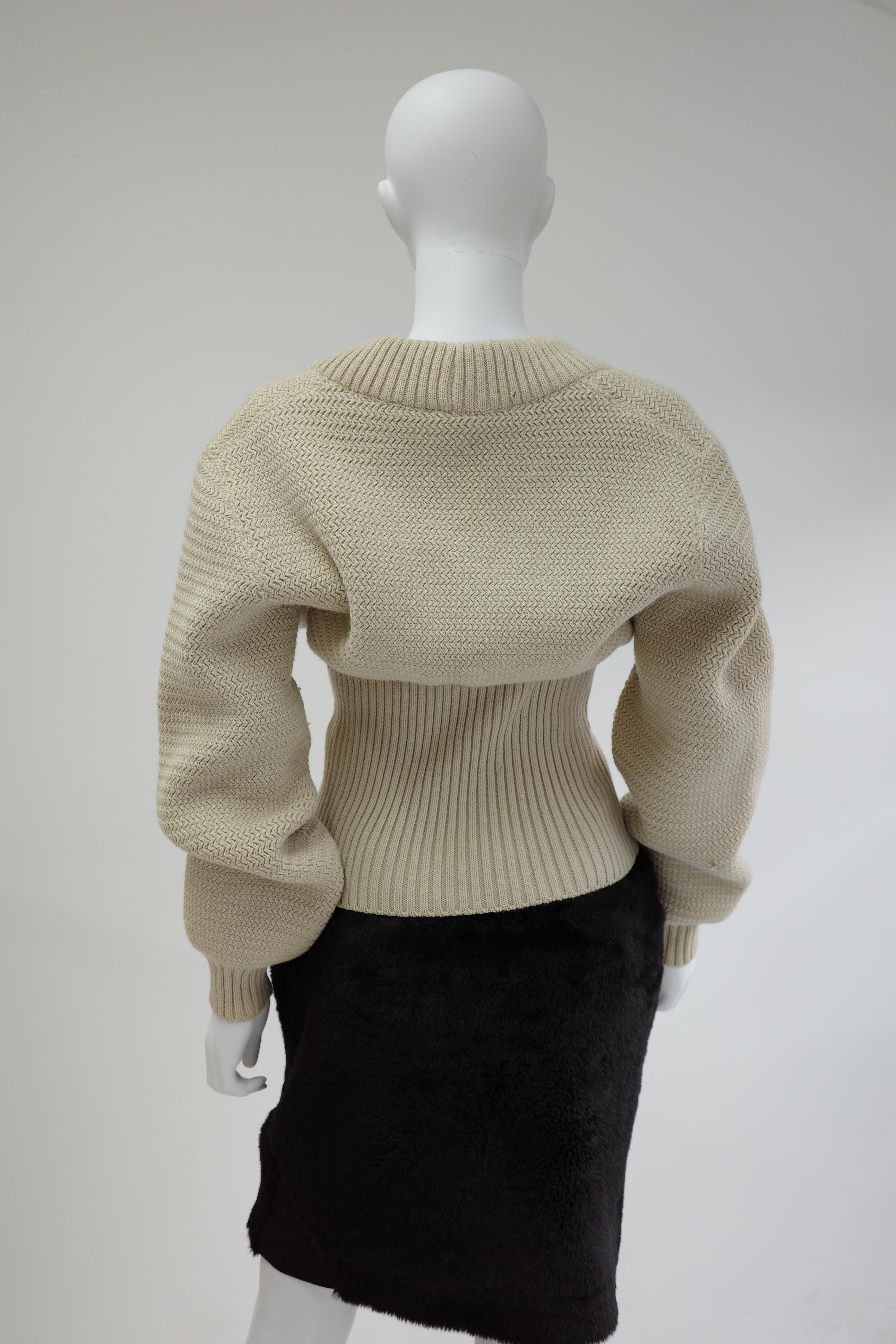 Azzedine Alaïa Chaqueta de punto Vintage A/W 1985

Azzedine Alaïa (26 de febrero de 1935 - 18 de noviembre de 2017) fue un modisto y diseñador de calzado tunecino, de especial éxito a partir de la década de 1980.

Azzedine Alaïa trabajó en París