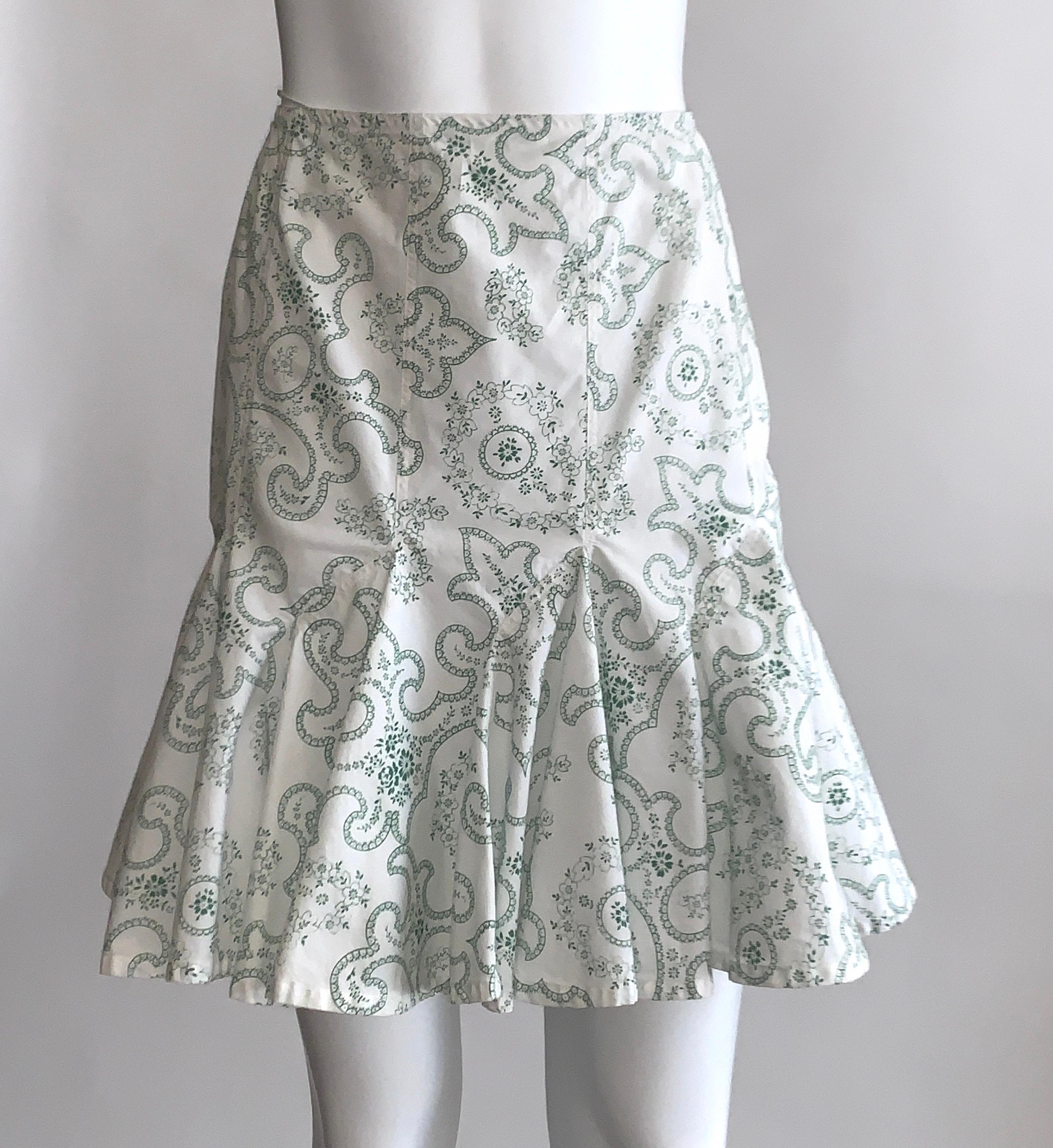 Azzedine Alaia early 2000s green and white paisley pencil skirt with flared ruffle bottom. 
Back zip and hook and eye.

100% cotton.

Made in Italy.

Labelled size FR 38, US 6. Runs small.
Waist 26