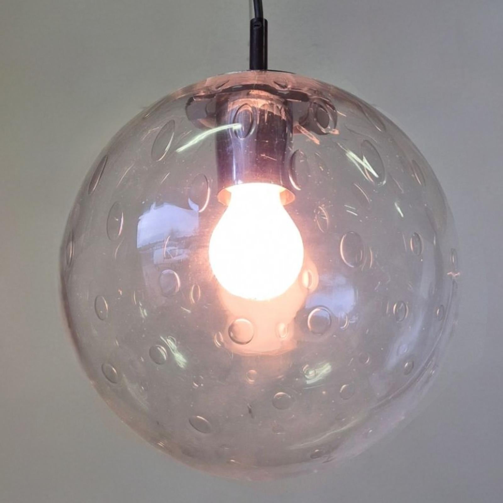Modelo B-1224. Fabricado por Raak en la década de 1970. Globo de cristal con inclinaciones similares a gotas de lluvia en el cristal. Galería de metal cromado.
Esta es la versión de 25 cm de ø.

Apto para uso europeo y estadounidense, según la