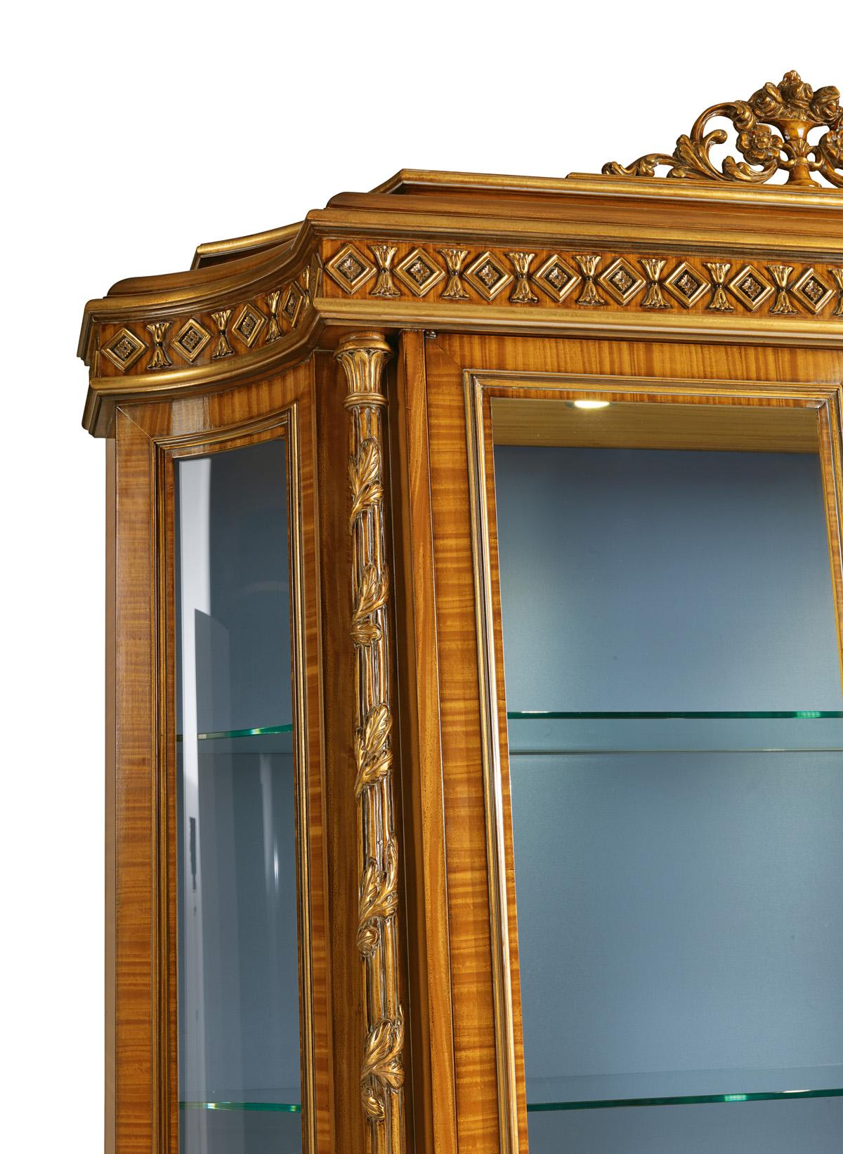 The B/5142 showcase with 2 doors is part of the new Classic collection by Zanaboni: veneered in citronnier and ebony woods, a real artwork, with details in mother of pearl and hand carved details.
The interior is covered in a blue satin fabric