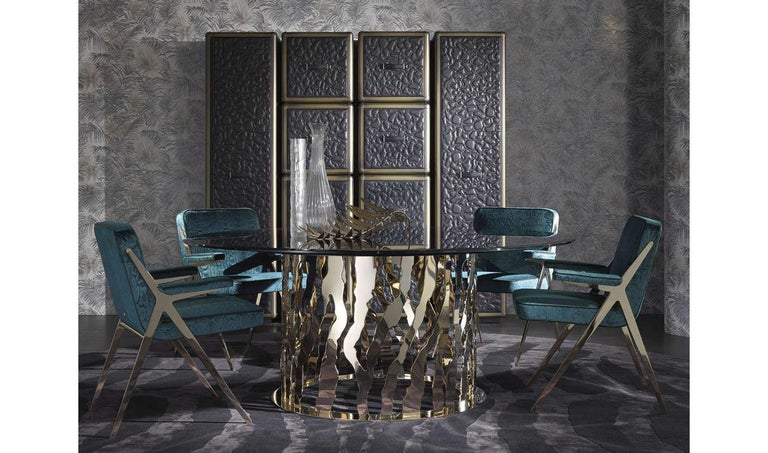Round dining table base in metal gold finishing. Top in beveled lacquered glass top col black.