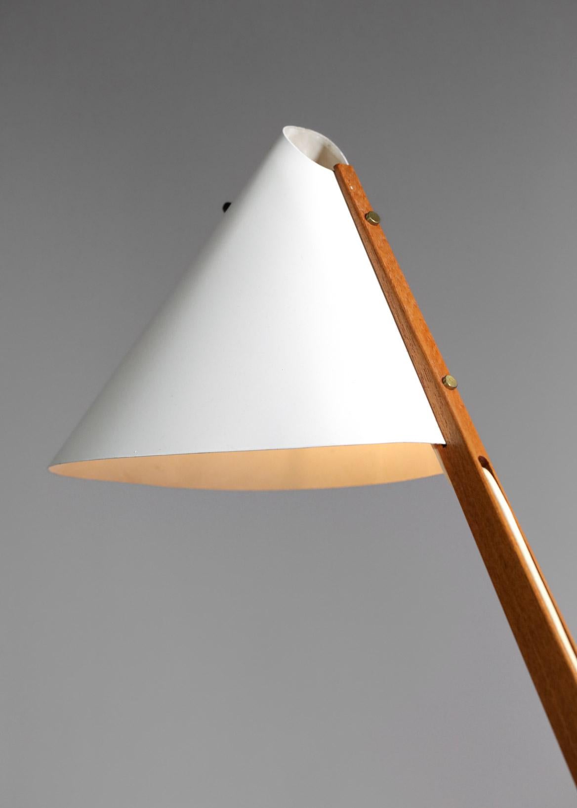 Scandinavian desk lamp by the famous Swedish designer Hans-Agne Jakobsson for the municipality of Markaryd in the 1960s. Solid teak arm, white lacquered metal base and shade (original paint) with solid brass inlays. Excellent vintage condition,