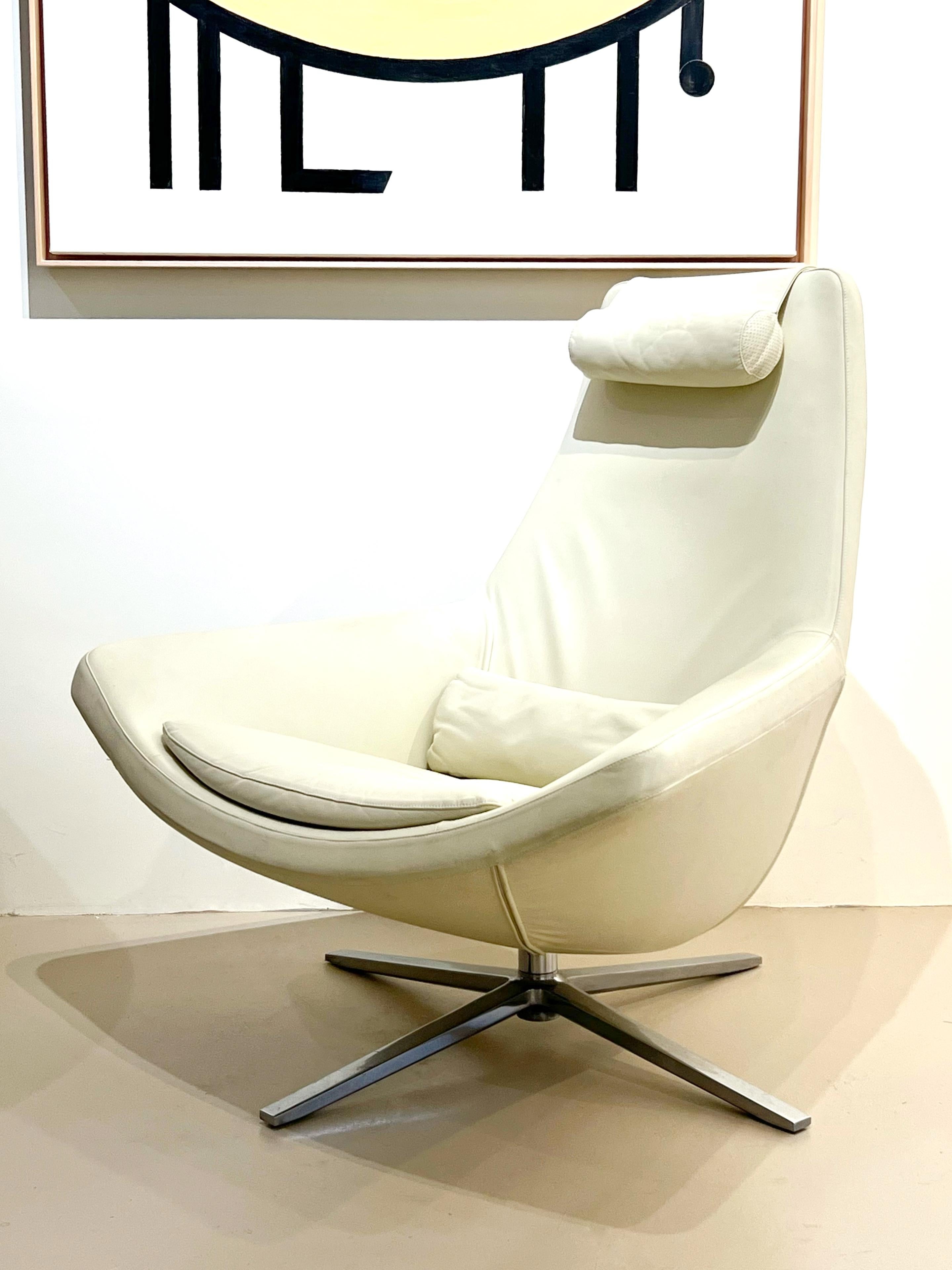 Chaise pivotante Metropolitan en cuir de Jeffrey Bernett Bon état - En vente à Miami, FL