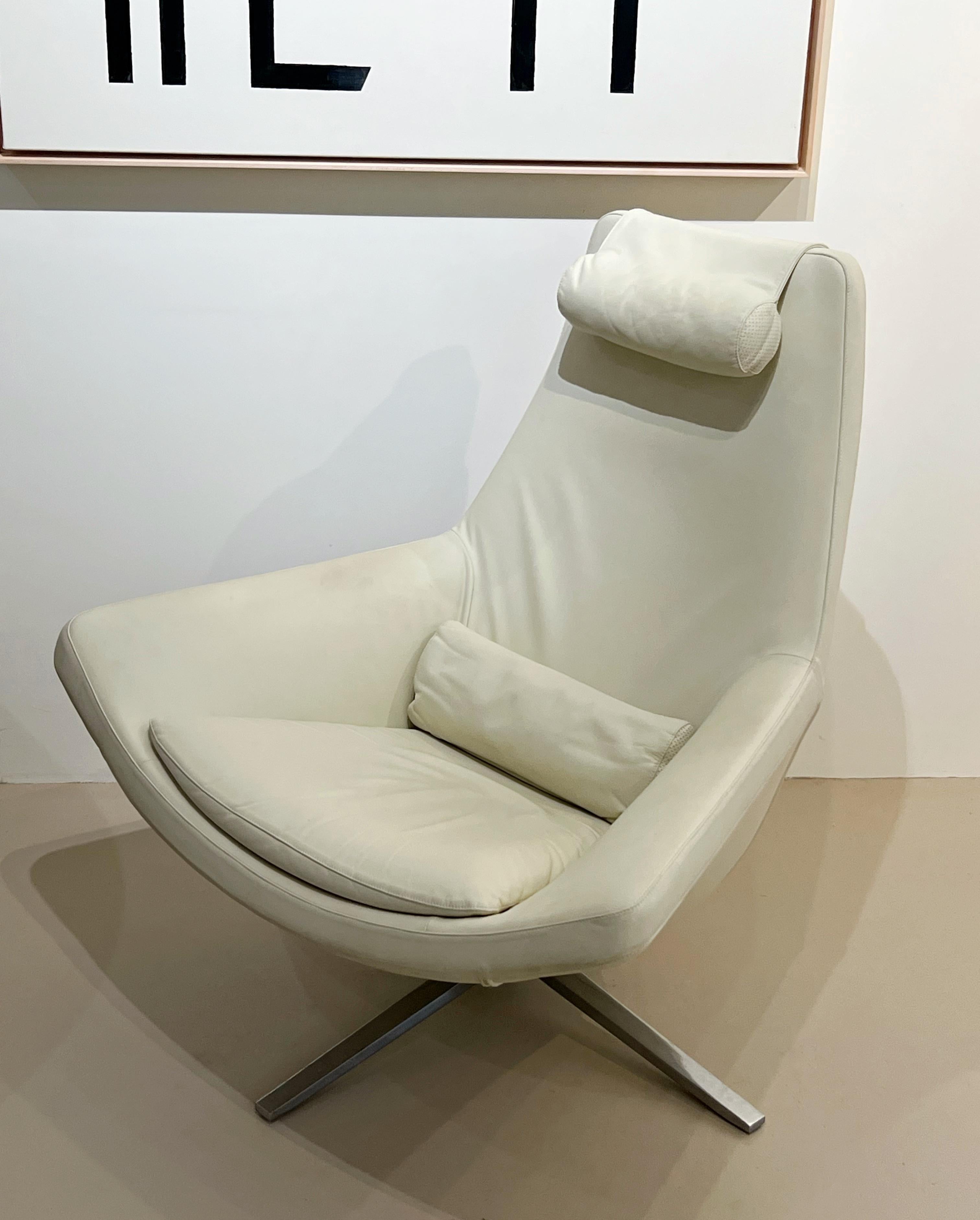 XXIe siècle et contemporain Chaise pivotante Metropolitan en cuir de Jeffrey Bernett en vente