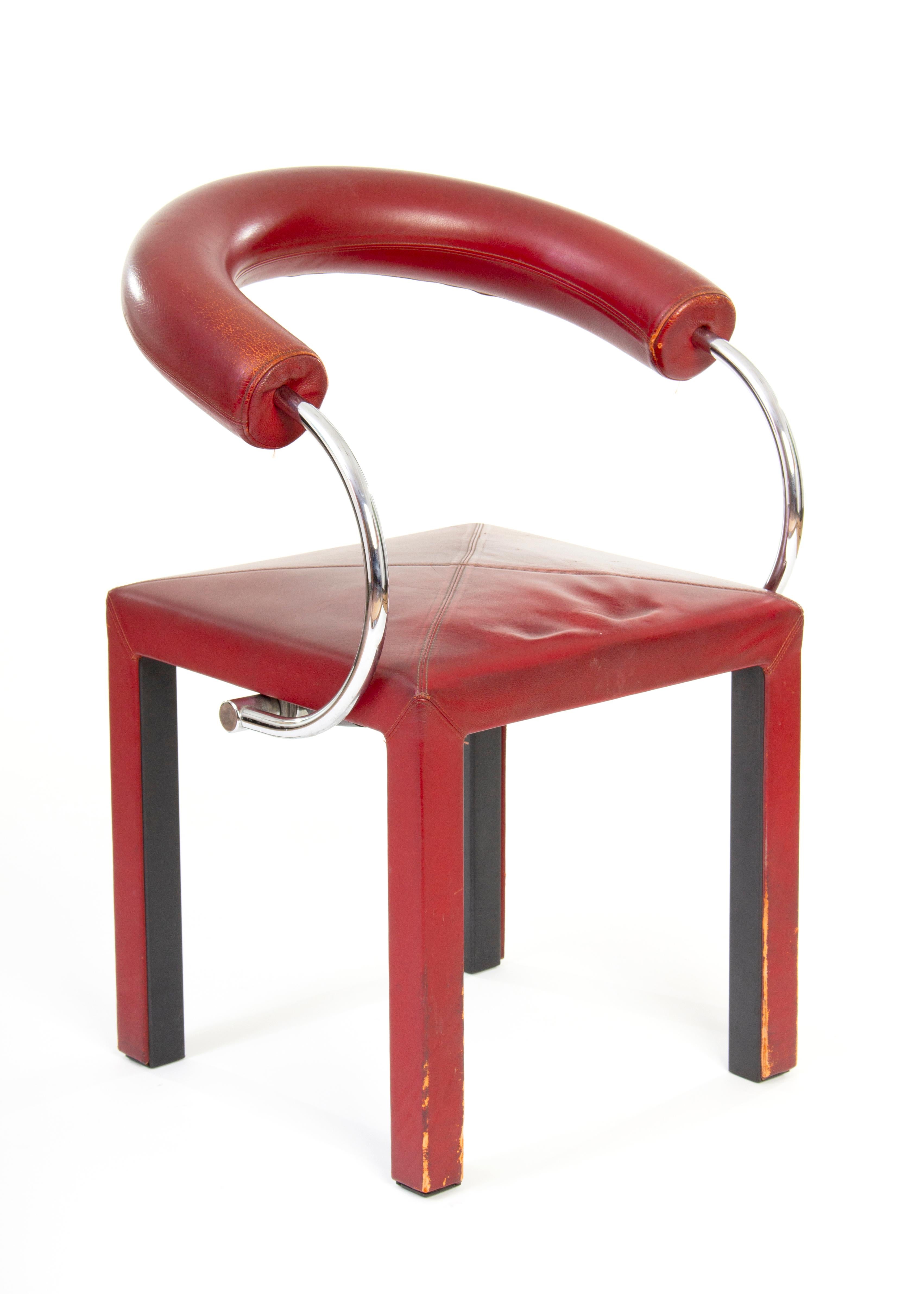 Ensemble de fauteuils B&B Italia, conçu par Paolo Piva.
Les ensembles sont uniques en raison de leur dossier incurvé.
Les couvertures sont en cuir rouge et ont besoin d'être revernies.
