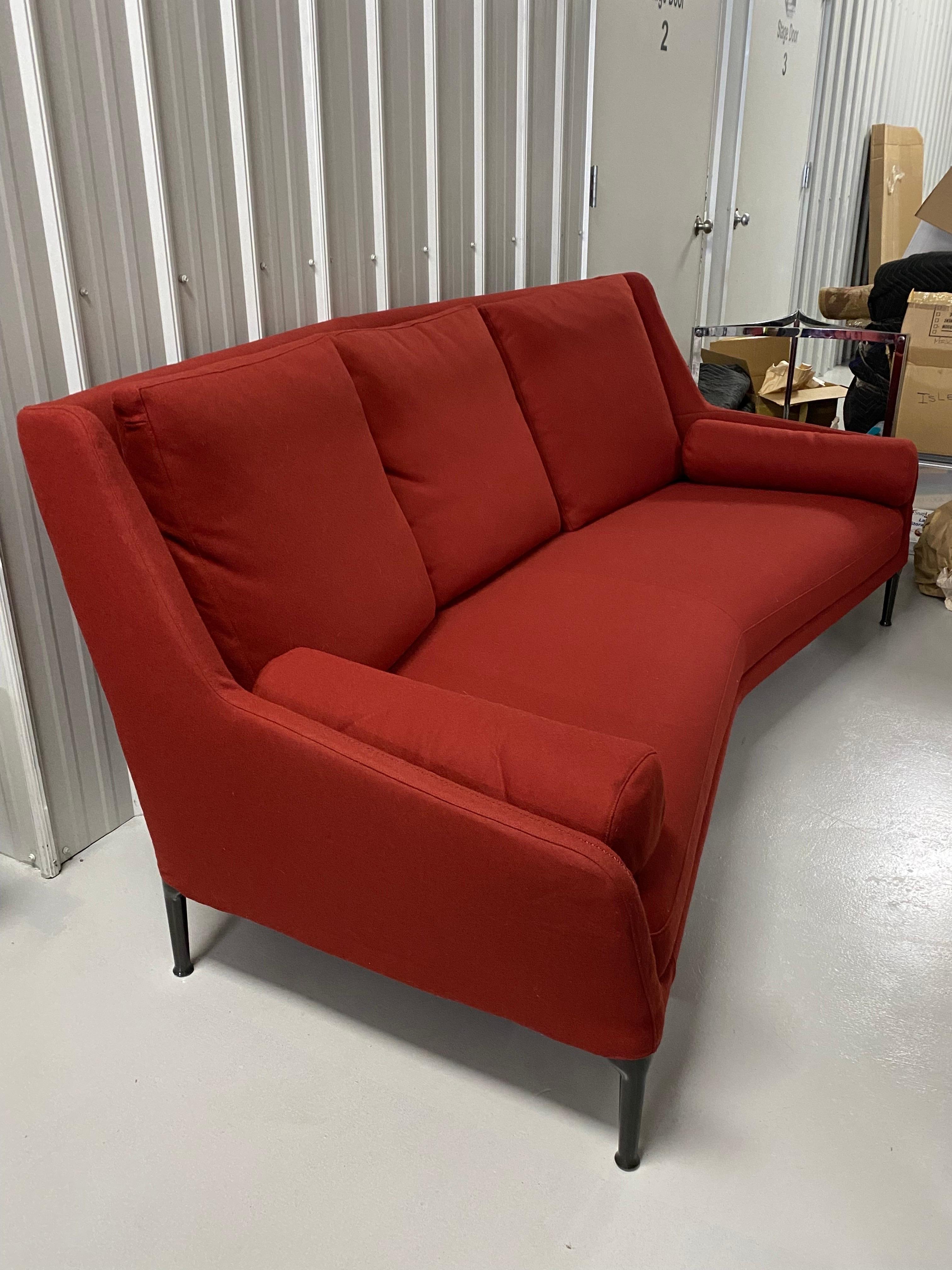 B & B Italia Édouard Dreisitziges Sofa von Antionio Citterio
Die Édouard-Sofas wurden entwickelt, um den Komfort mit einer breiten Sitzfläche und einer hohen Rückenlehne zu erhöhen. Dieses Sofa ist mit einer Kopfstütze ausgestattet, die entwickelt