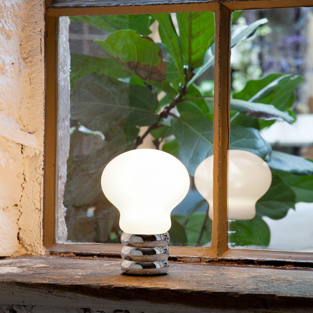 'B. Bulb' lampe de table portable en verre opalin soufflé à la main et chromé pour Ingo Maurer

Conçue et produite par Ingo Maurer, l'une des plus célèbres icônes allemandes de l'éclairage depuis 1966. Avec imagination, créativité et prouesses