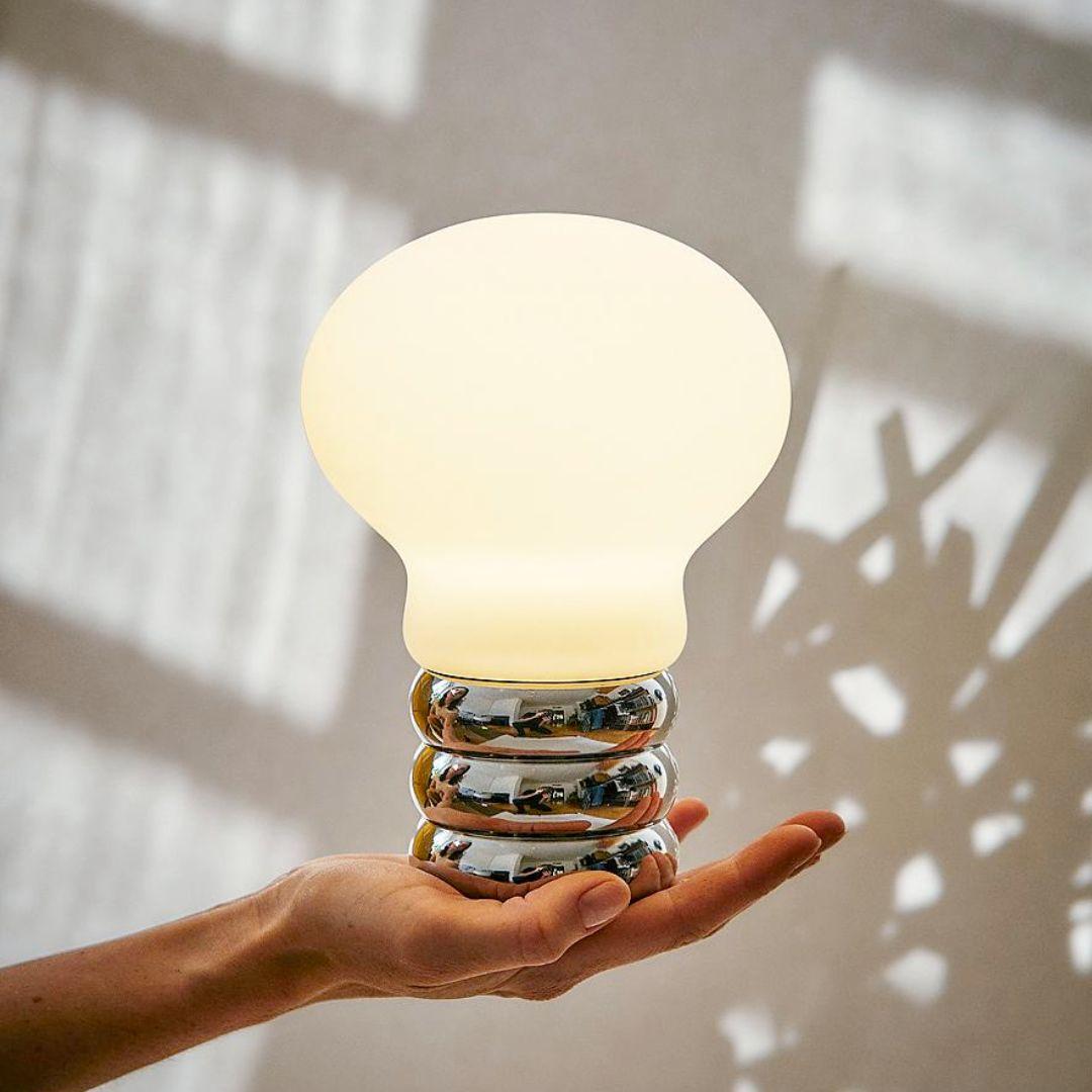 XXIe siècle et contemporain Lampe de bureau « B. Bulb » en verre opalin soufflé à la main et chromé pour Ingo Maurer en vente