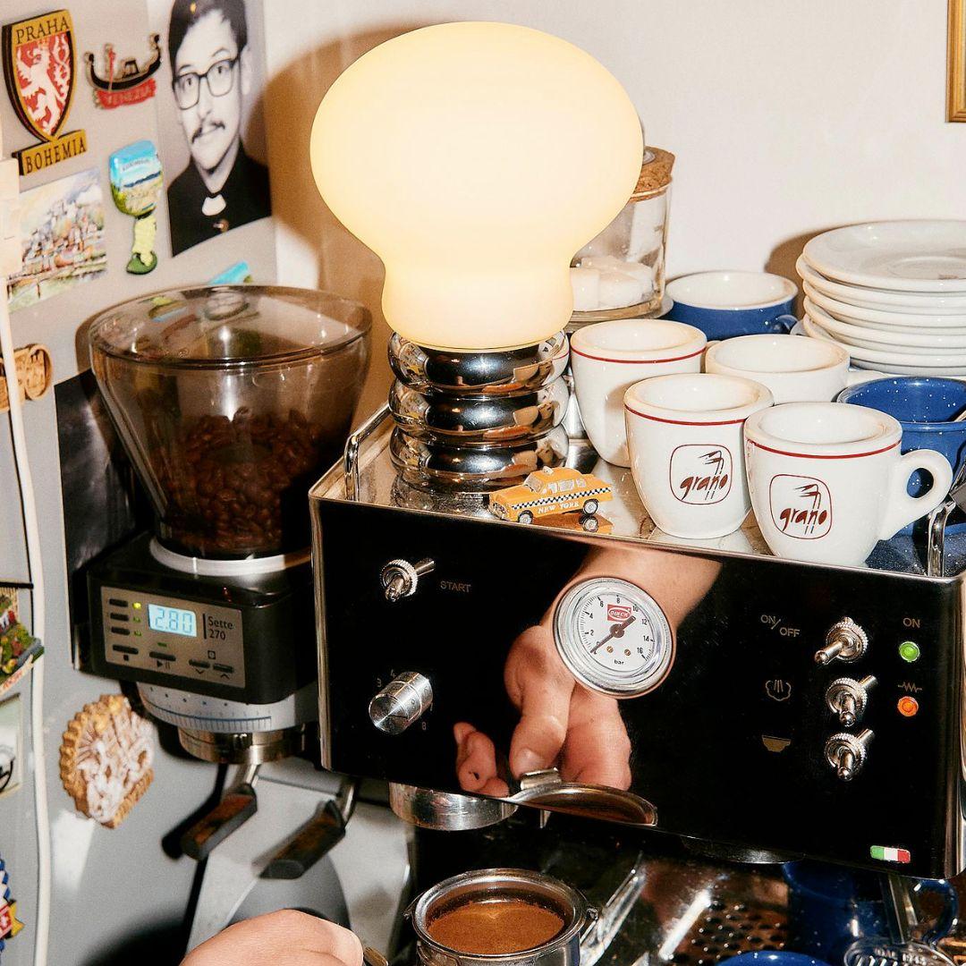 Verre brun Lampe de bureau « B. Bulb » en verre opalin soufflé à la main et chromé pour Ingo Maurer en vente