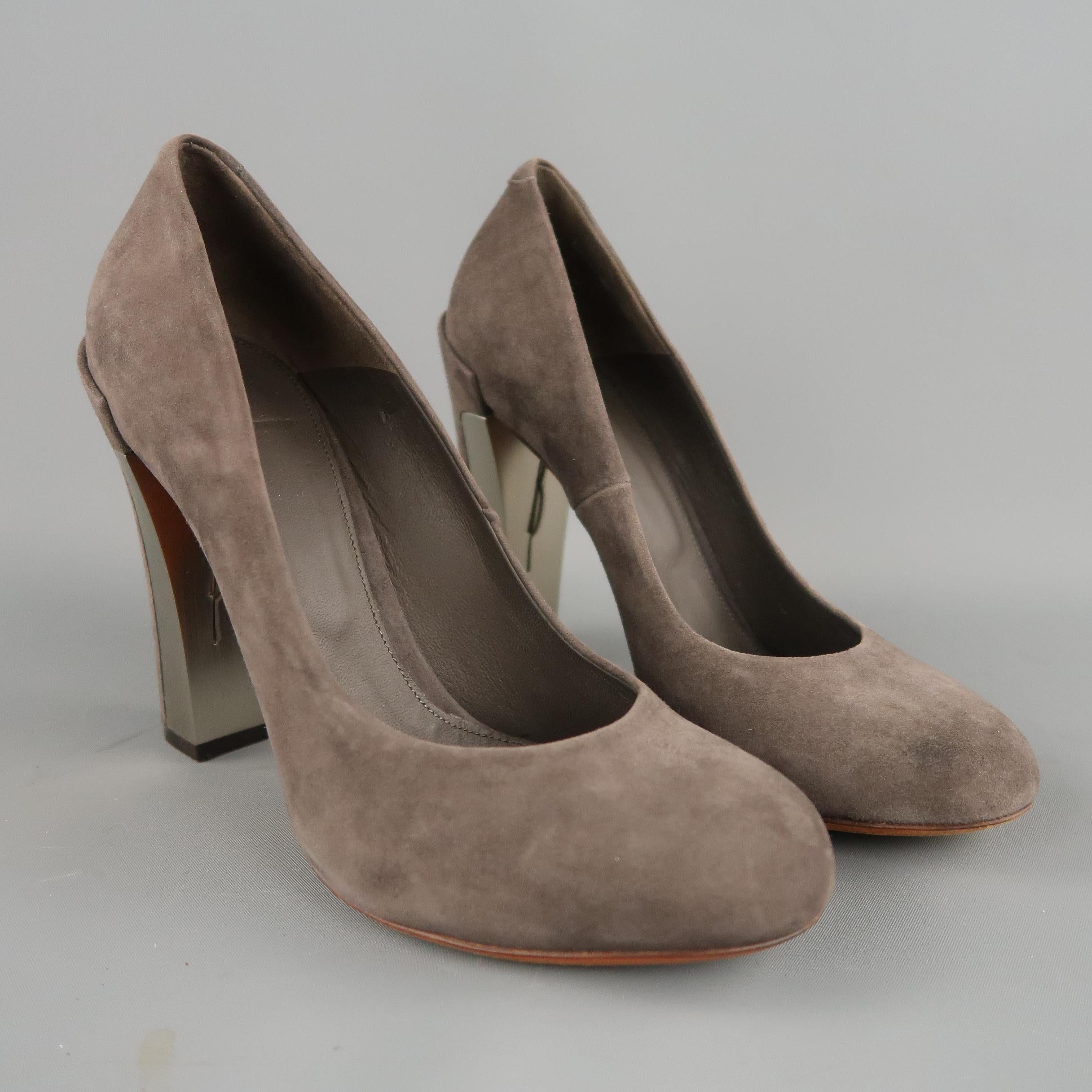 B BRIAN ATWOOD pumps come in taupe gray suede with a round toe and chunky heel with silver tone metal panel. With box. Made in Italy.
 
Excellent Pre-Owned Condition.
Marked: 7.5
 
Measurements:
 
Heel: 4 in.