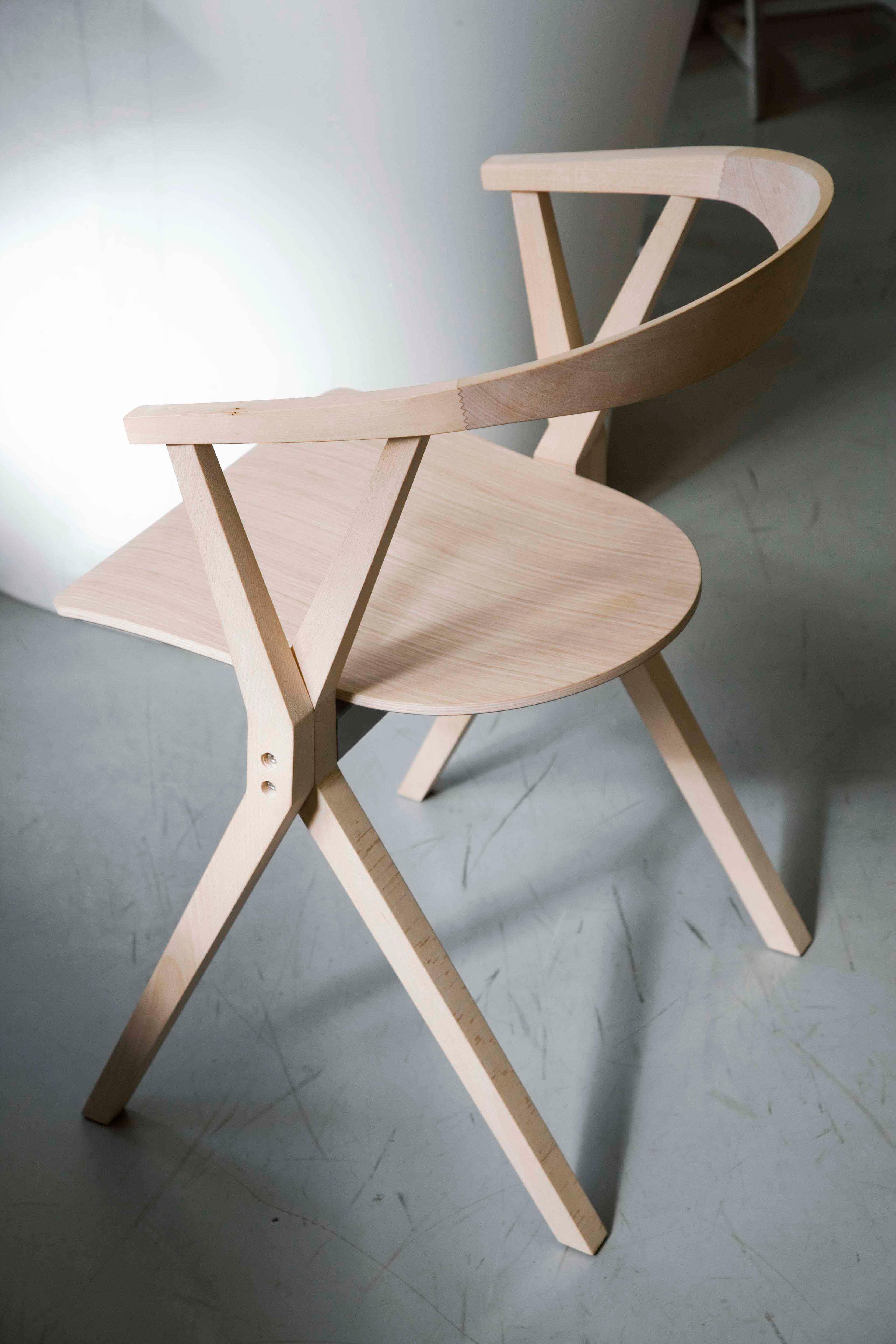  Klappbarer B-Stuhl mit lackierter Oberfläche aus Eschenholz (Moderne) im Angebot